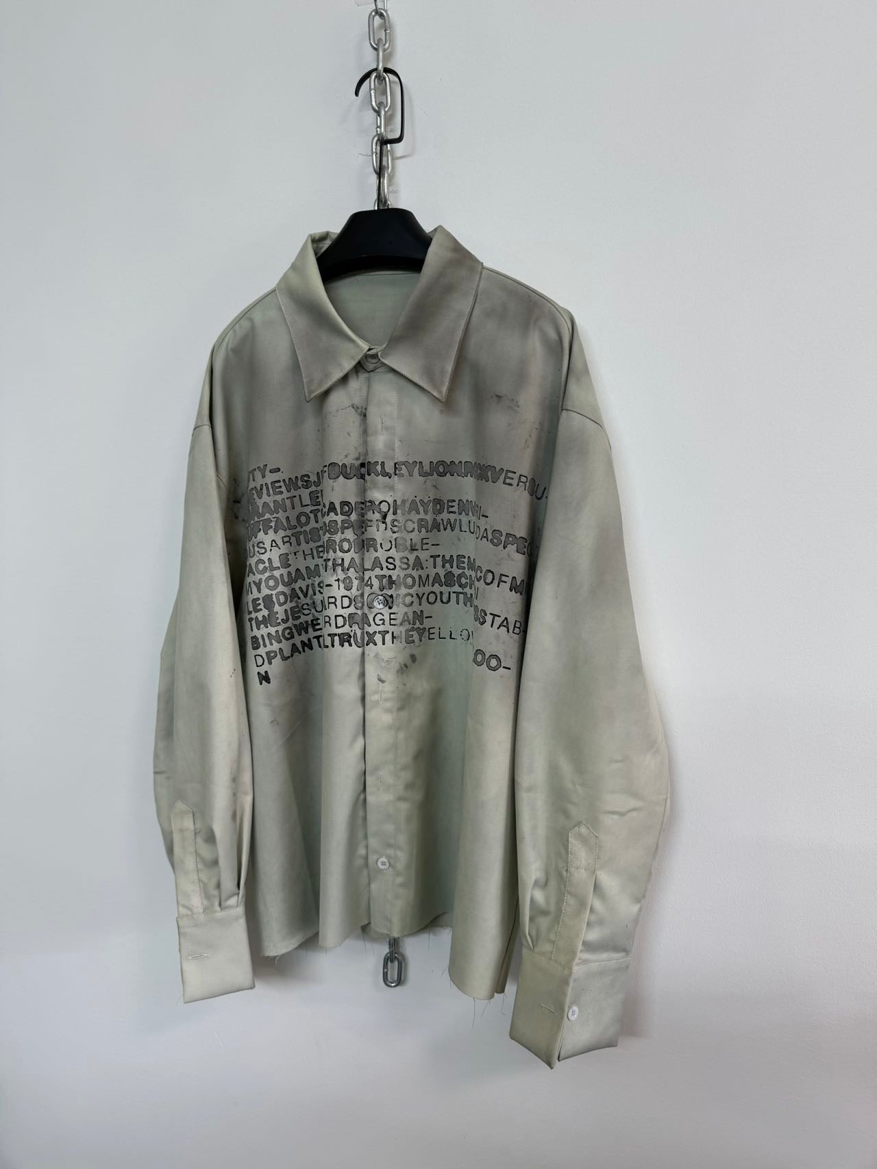 Damaged loose silhouette shirt