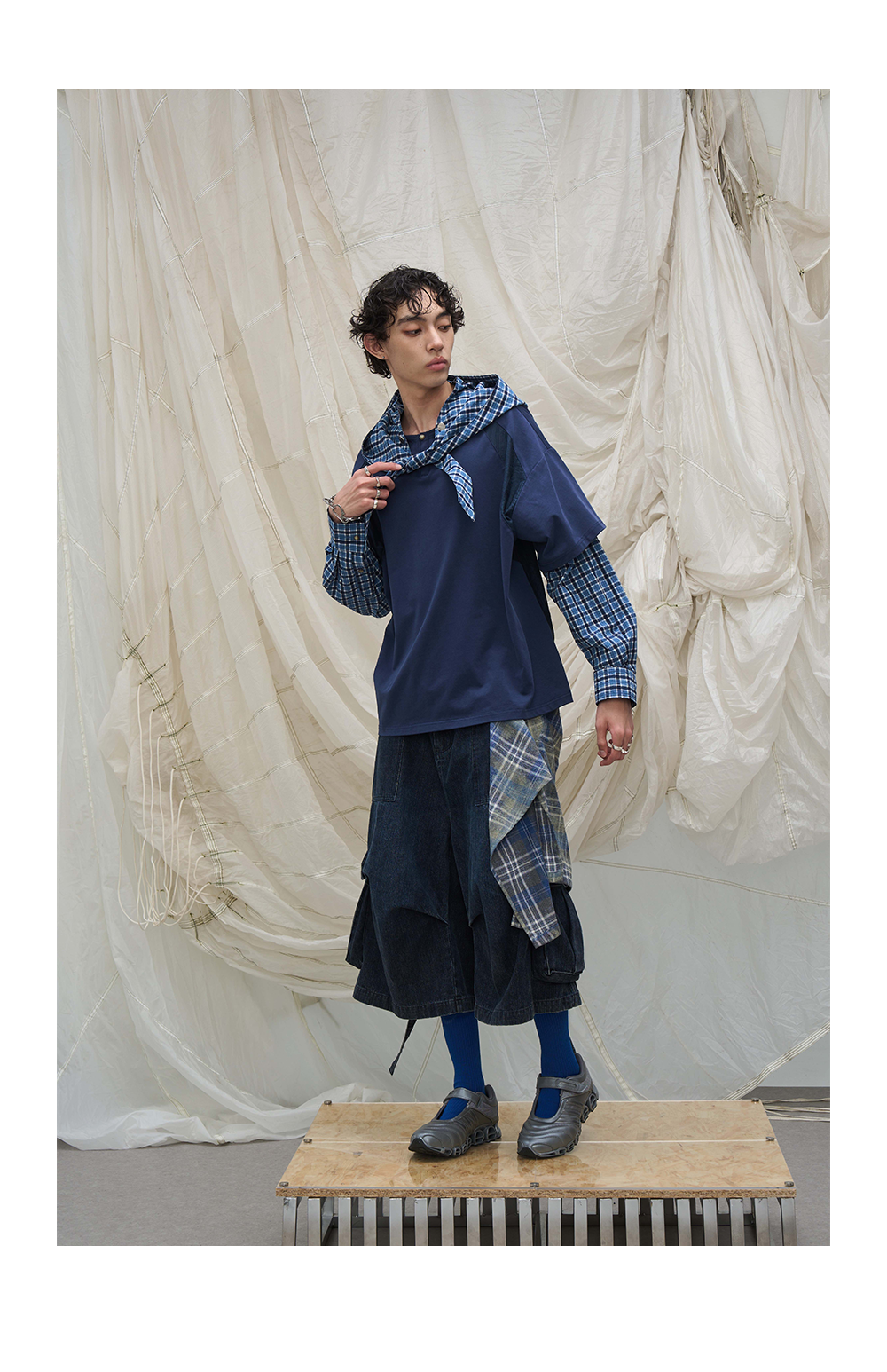 Decorative scarf with zipper