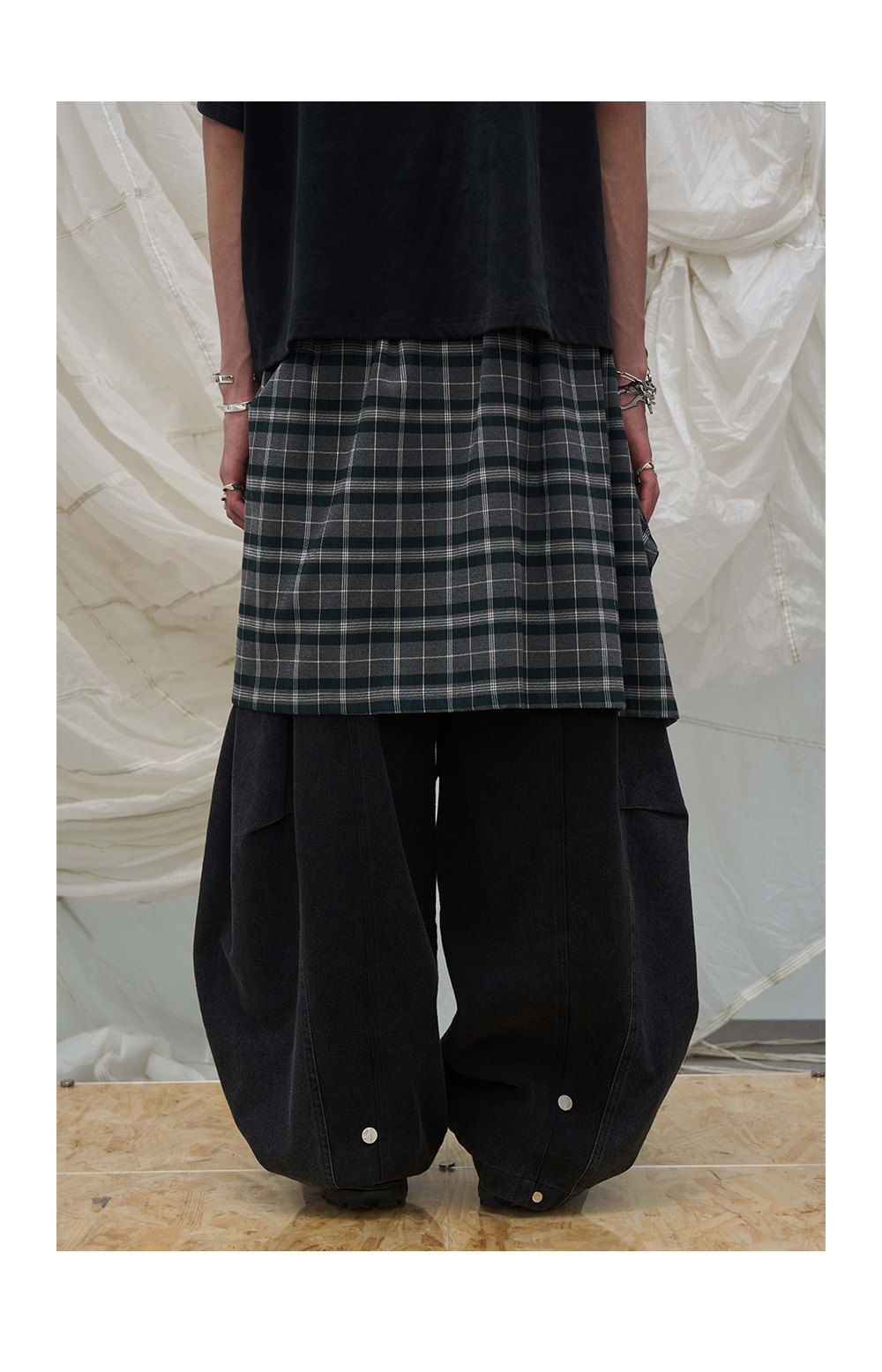 Decorative scarf with zipper