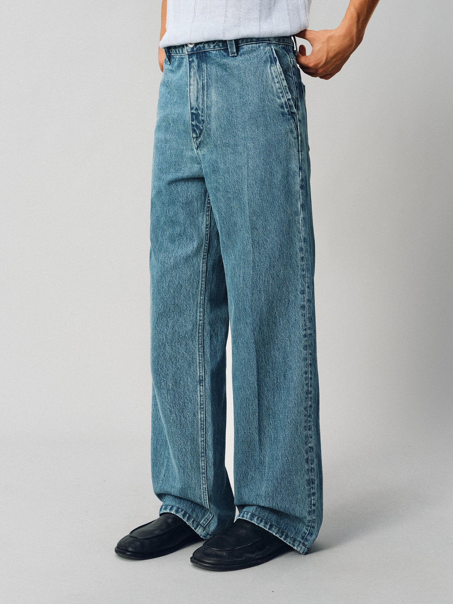 Straight-leg jeans with slanted pockets