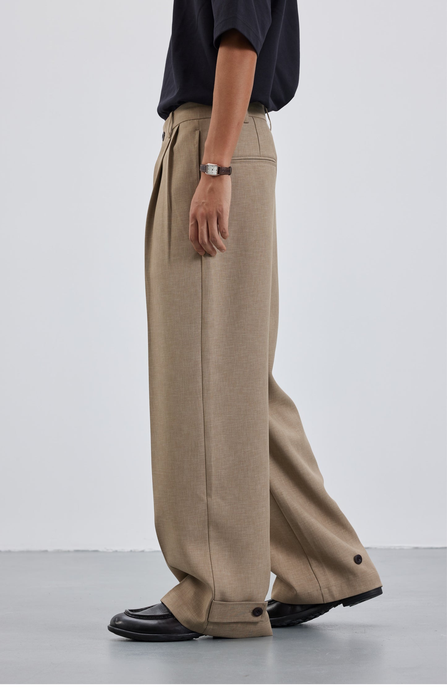 Adjustable 3-pleat casual pants