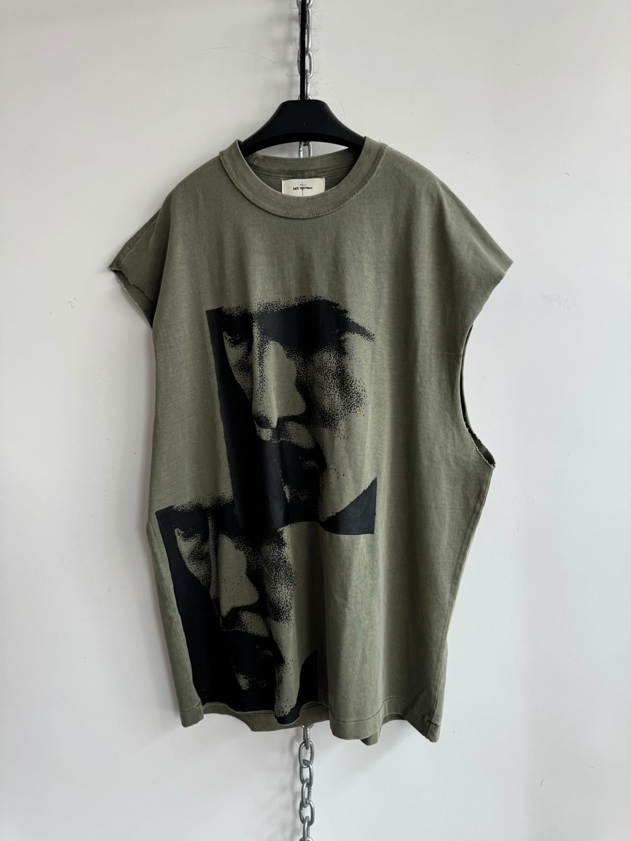 Batik-style damaged sleeveless shirt