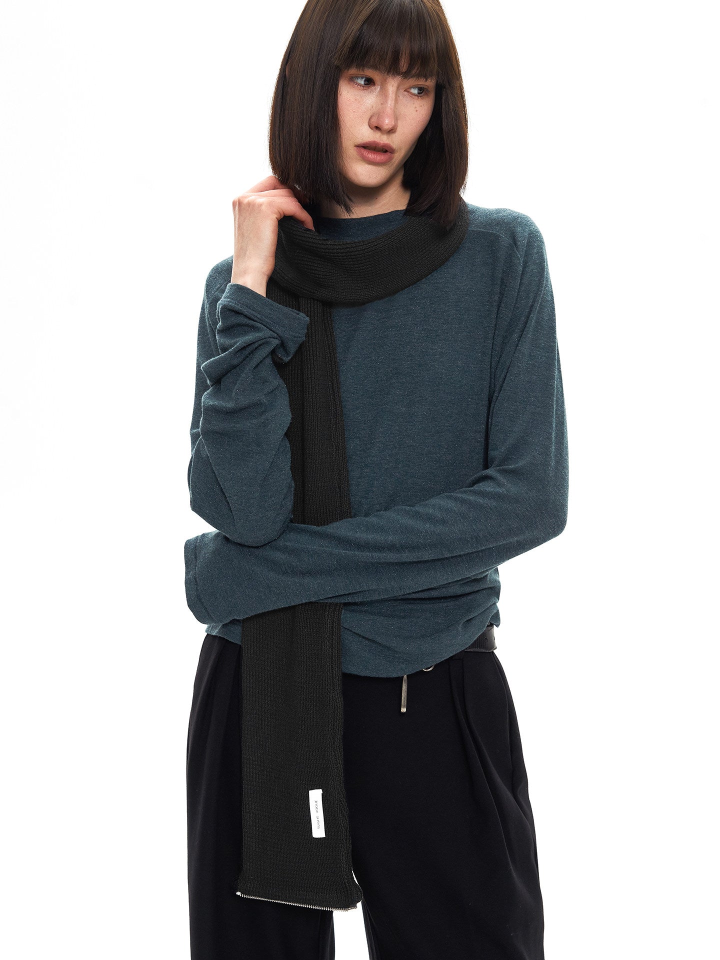 Mid-length scarf with zipper