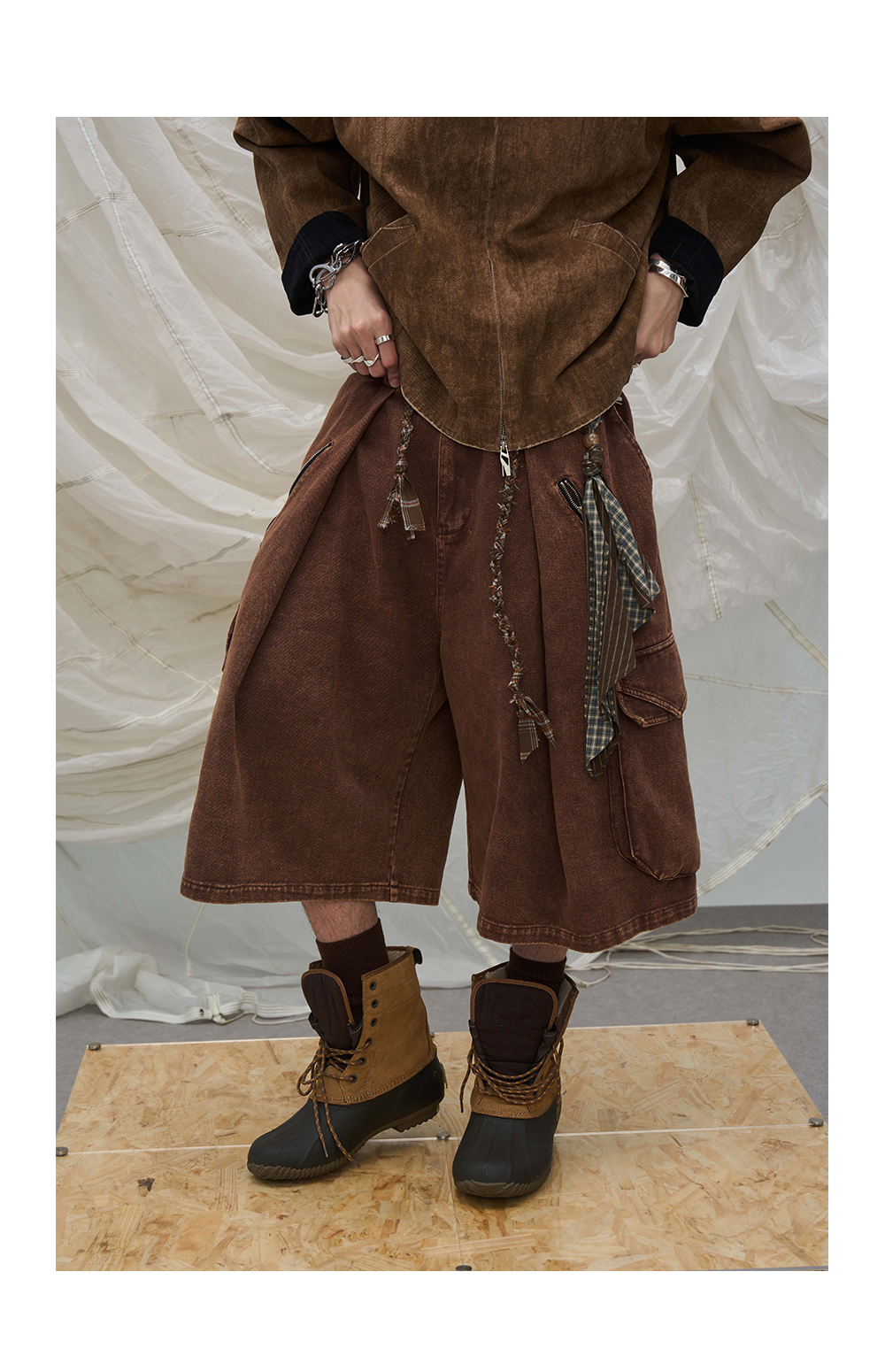 Cropped pants with detachable scarf