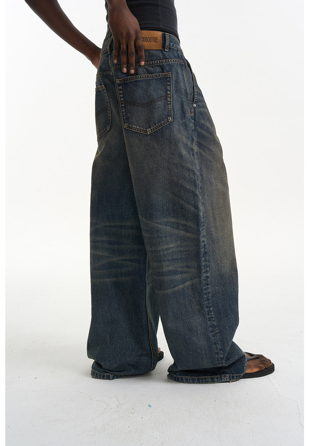 Wash-processed wide-leg jeans