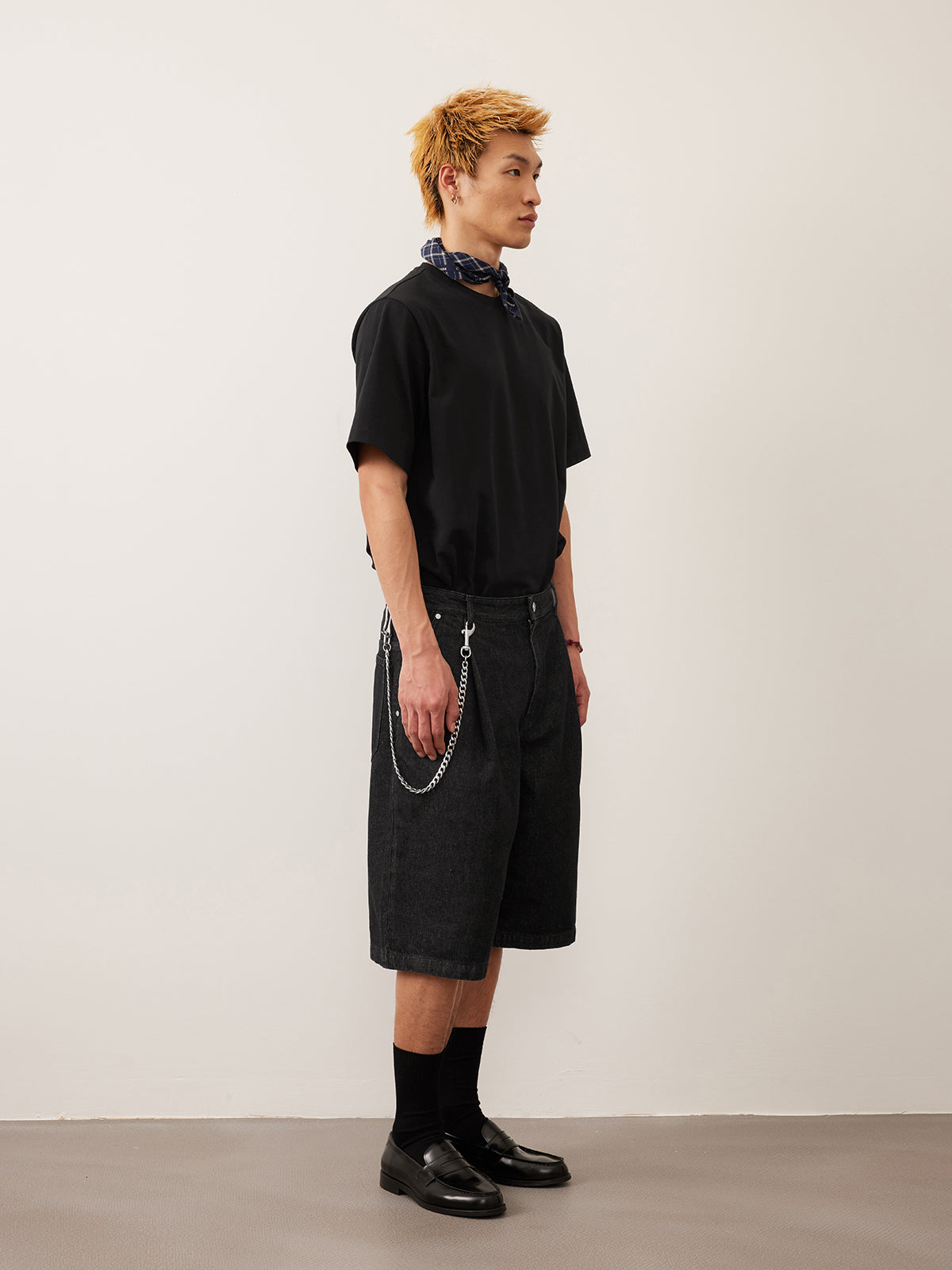 Single-pleated denim shorts