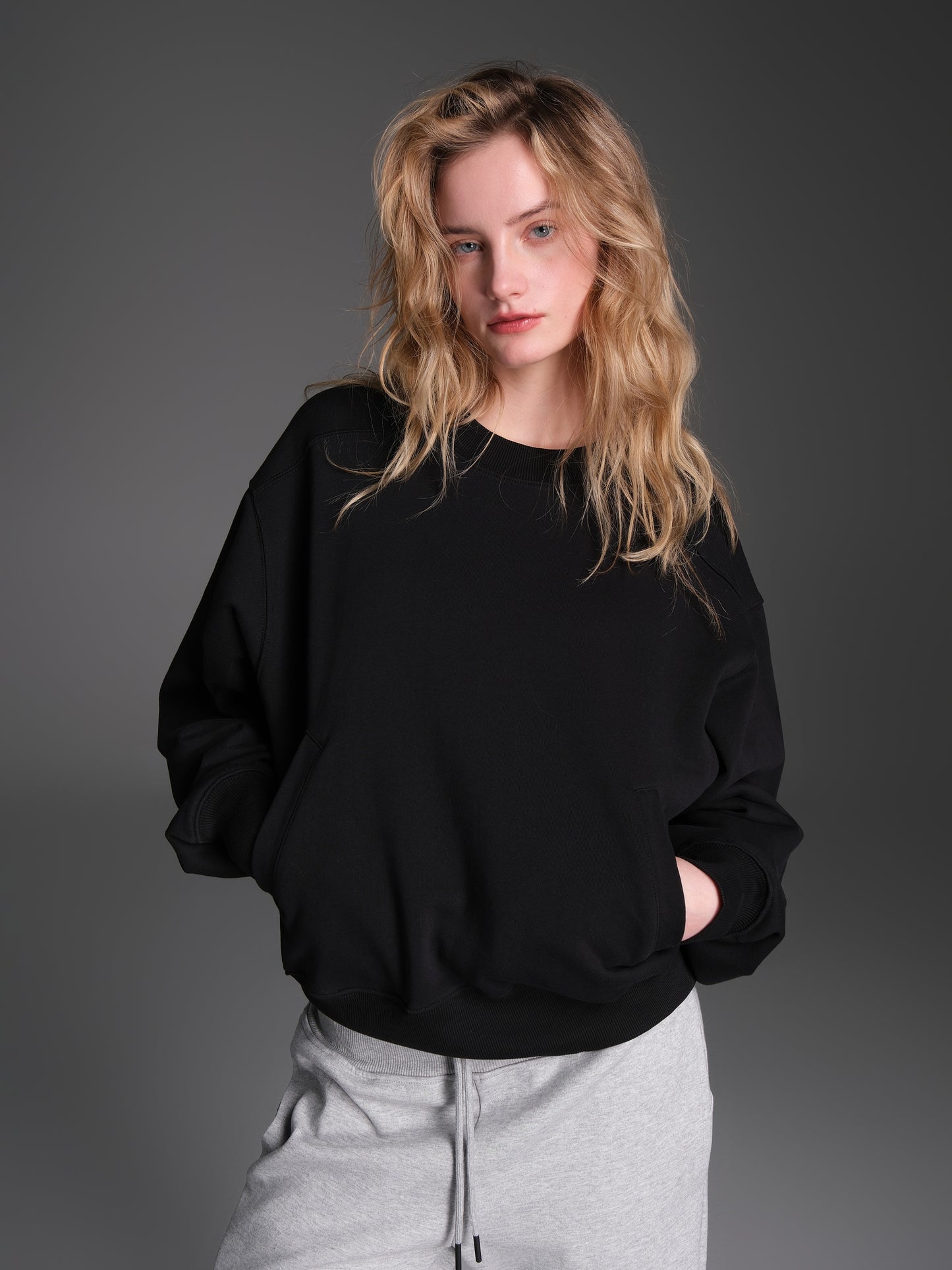 Basic Pocket Round Neck Sweatshirt