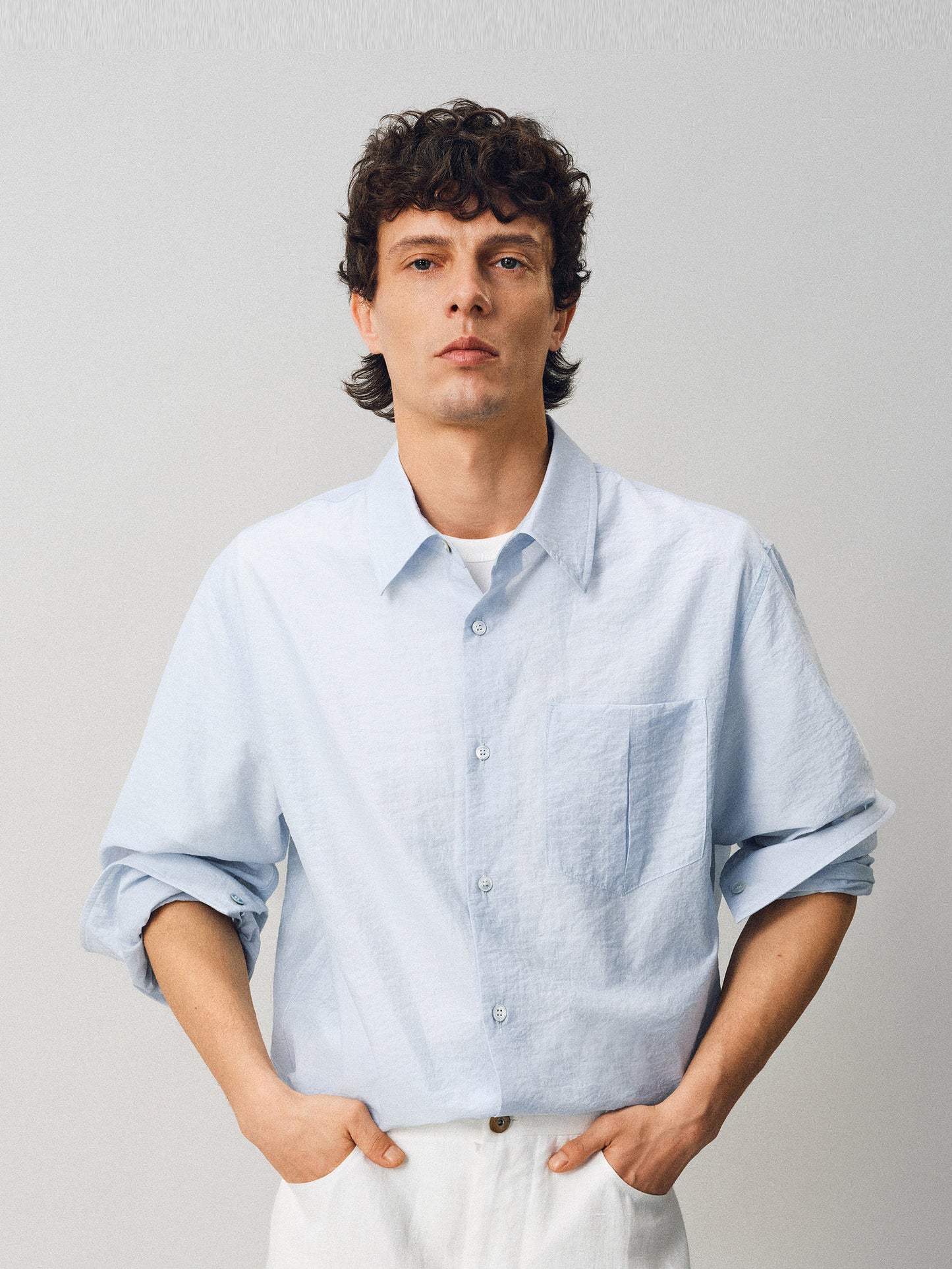 Lightweight and lightweight-feeling shirt