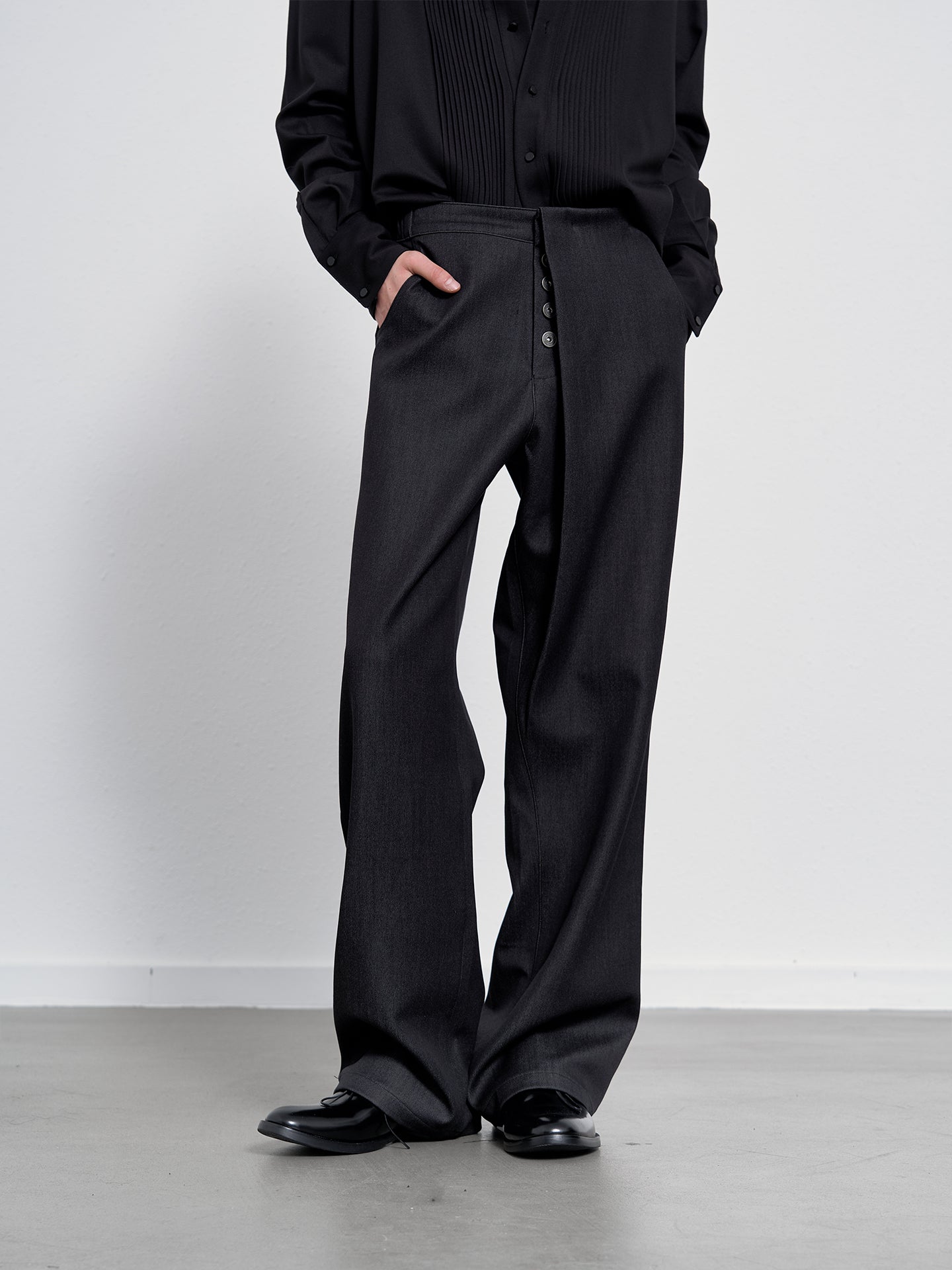 Single pleat casual pants