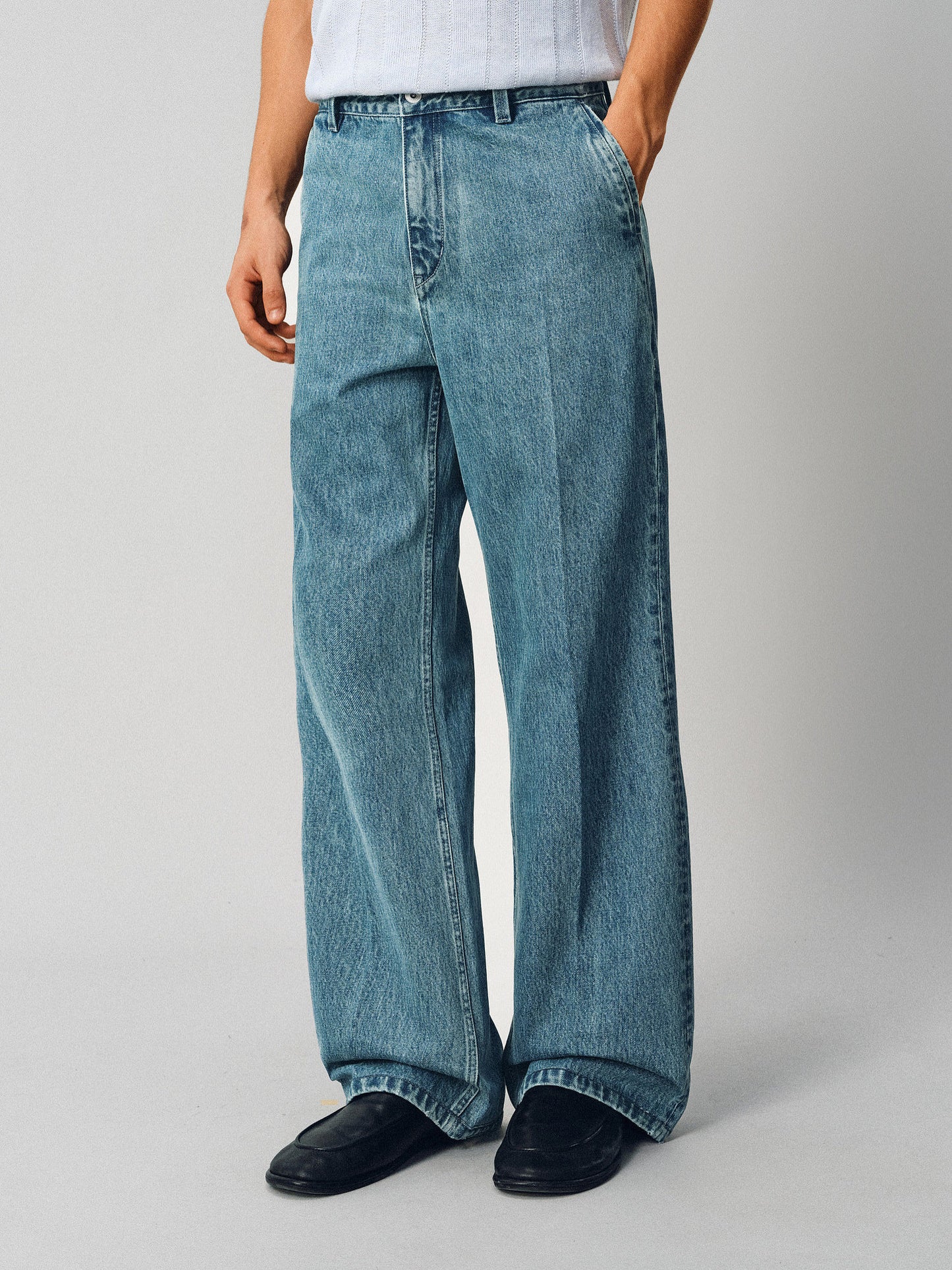 Straight-leg jeans with slanted pockets
