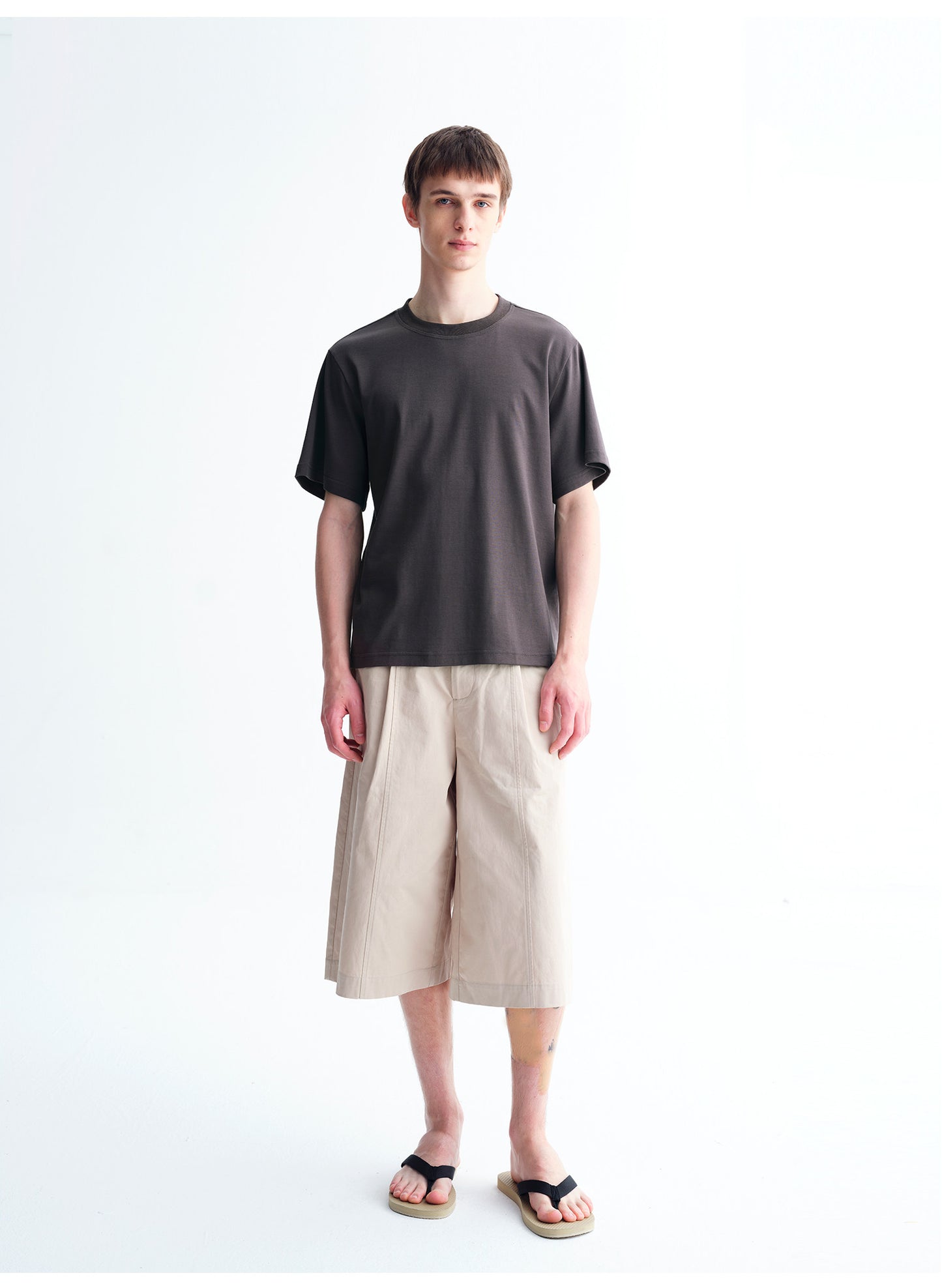 Round-Neck, Regular-Shoulder Basic T-Shirt
