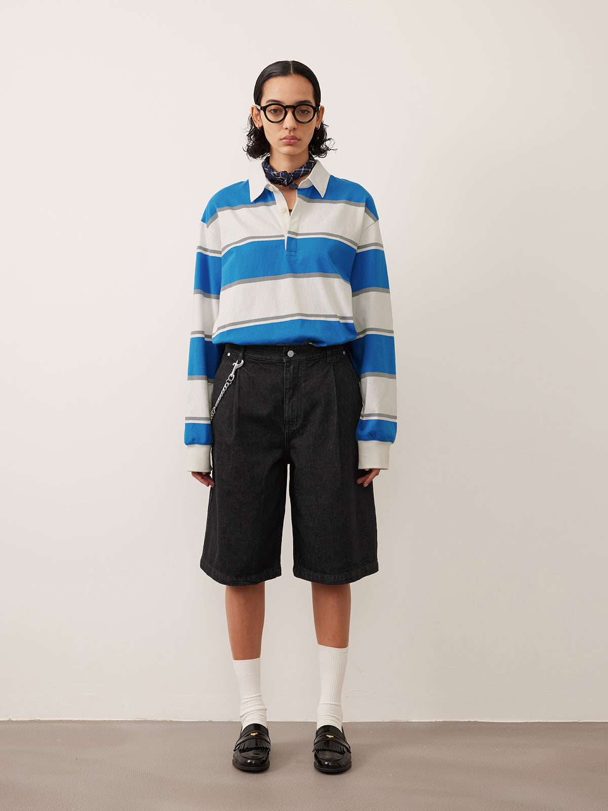 Single-pleated denim shorts