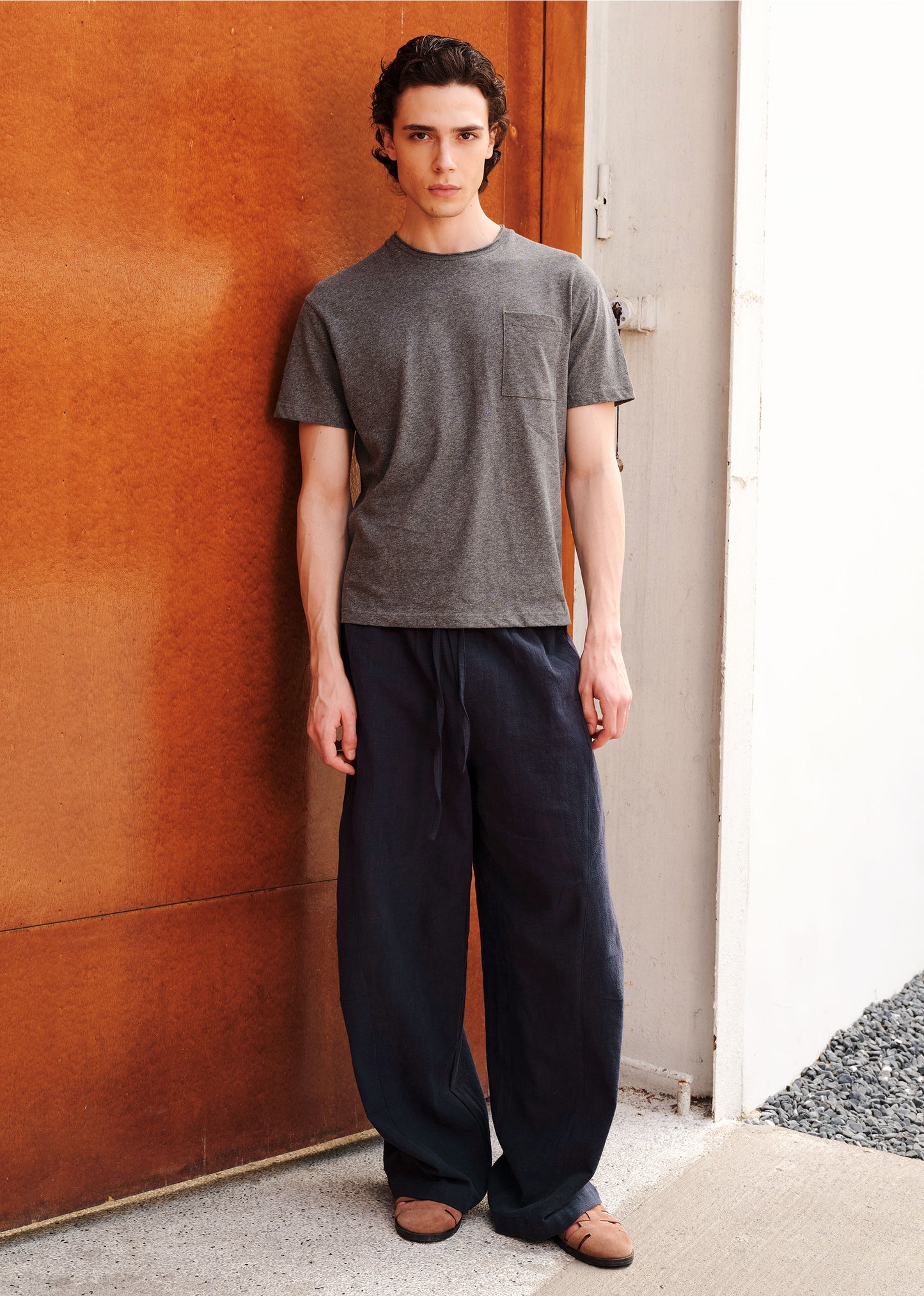 Loose-Fit T-Shirt with Frayed Collar and Pockets