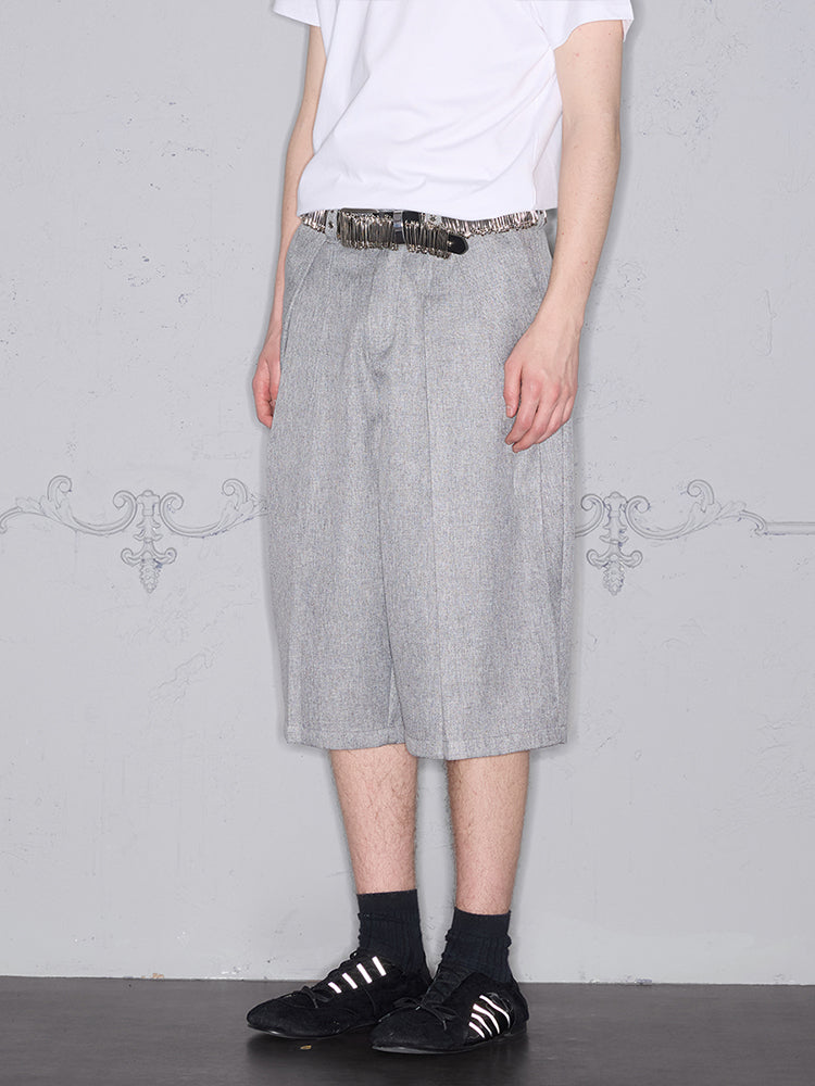 Loose-fitting pleated shorts