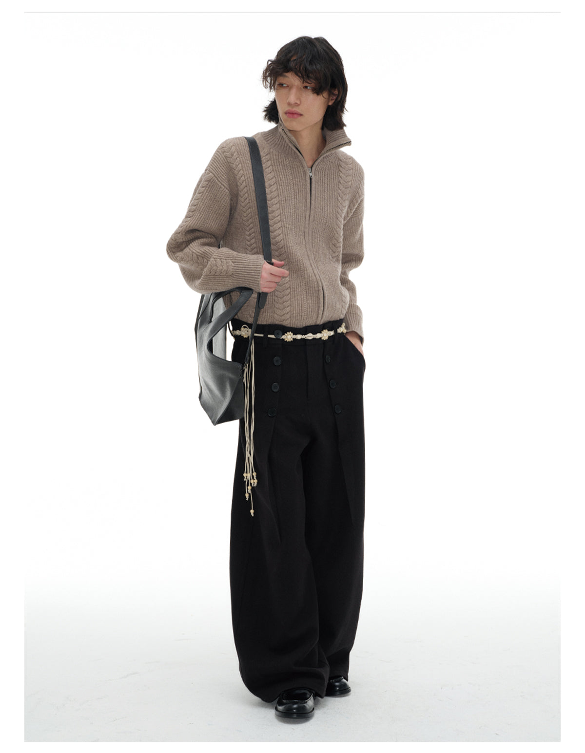 Button-pleated straight pants