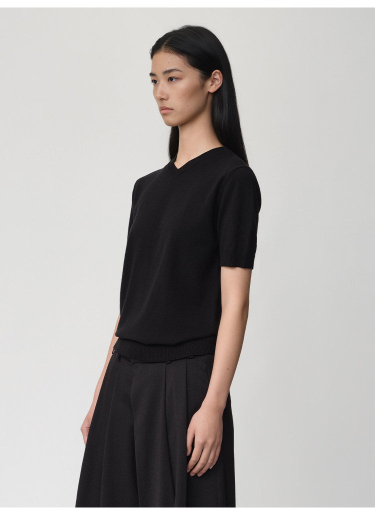 V-neck knit shirt