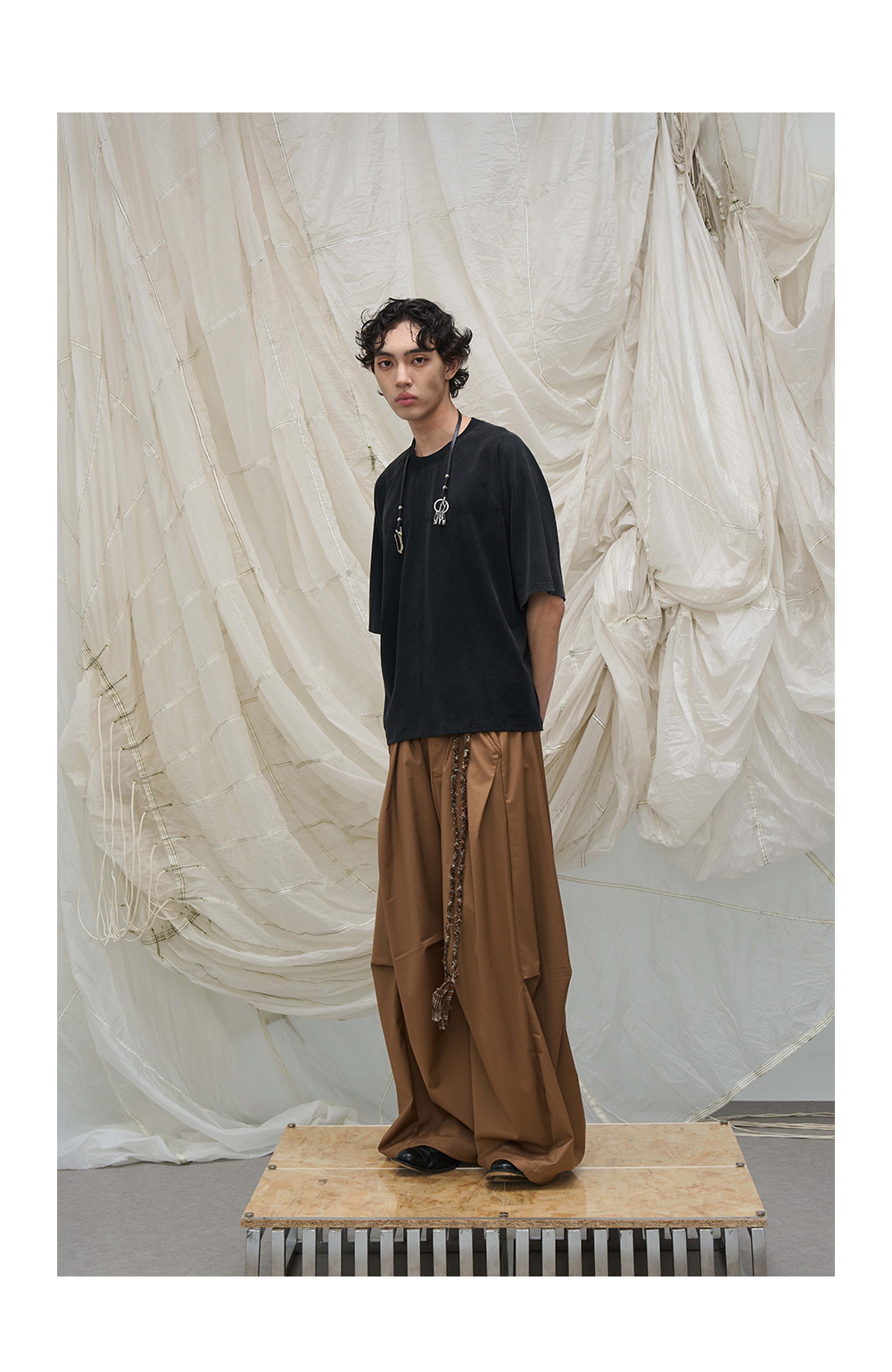 Loose-fitting scimitar silhouette Casual pants
