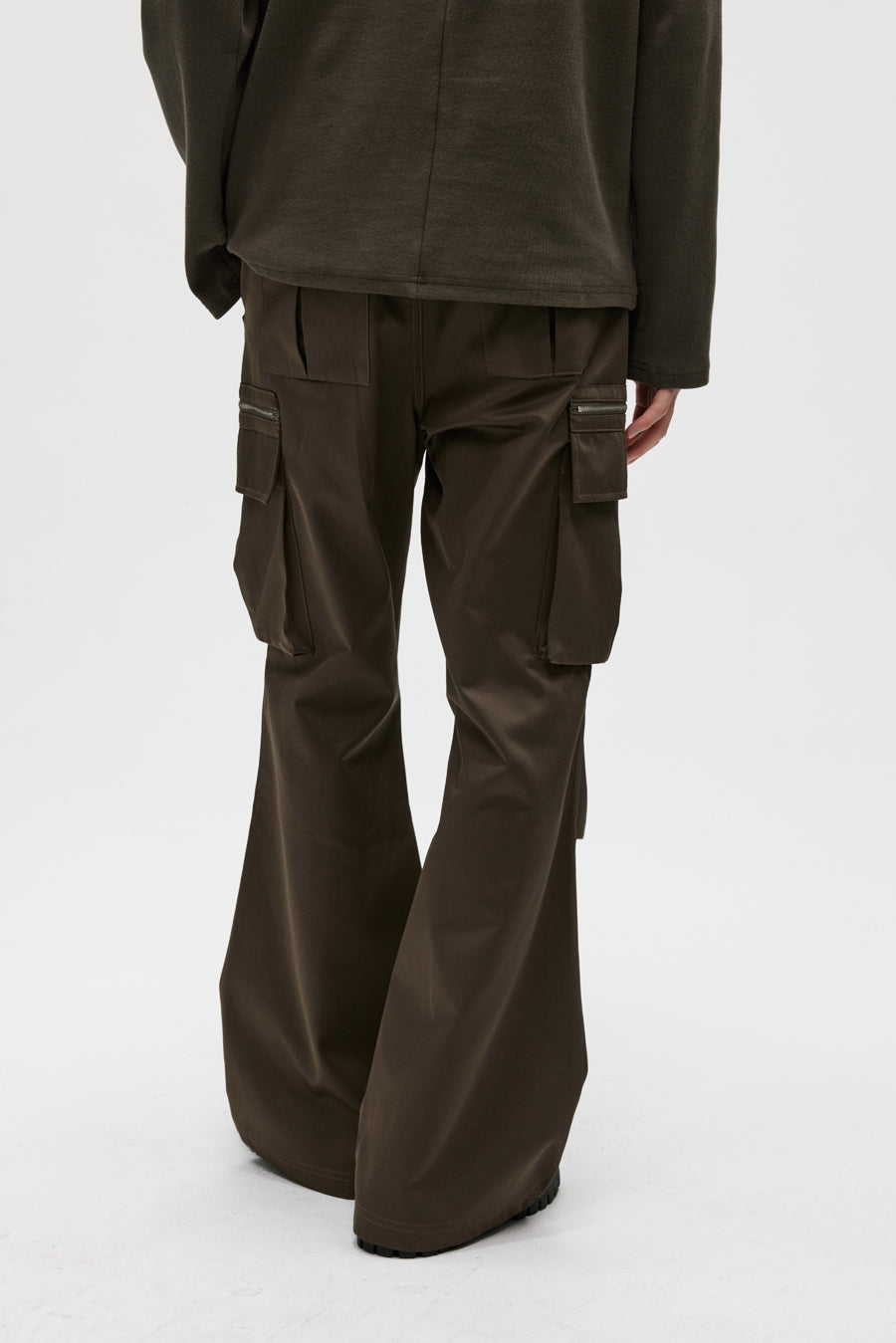 Three-dimensional patch pocket casual pants