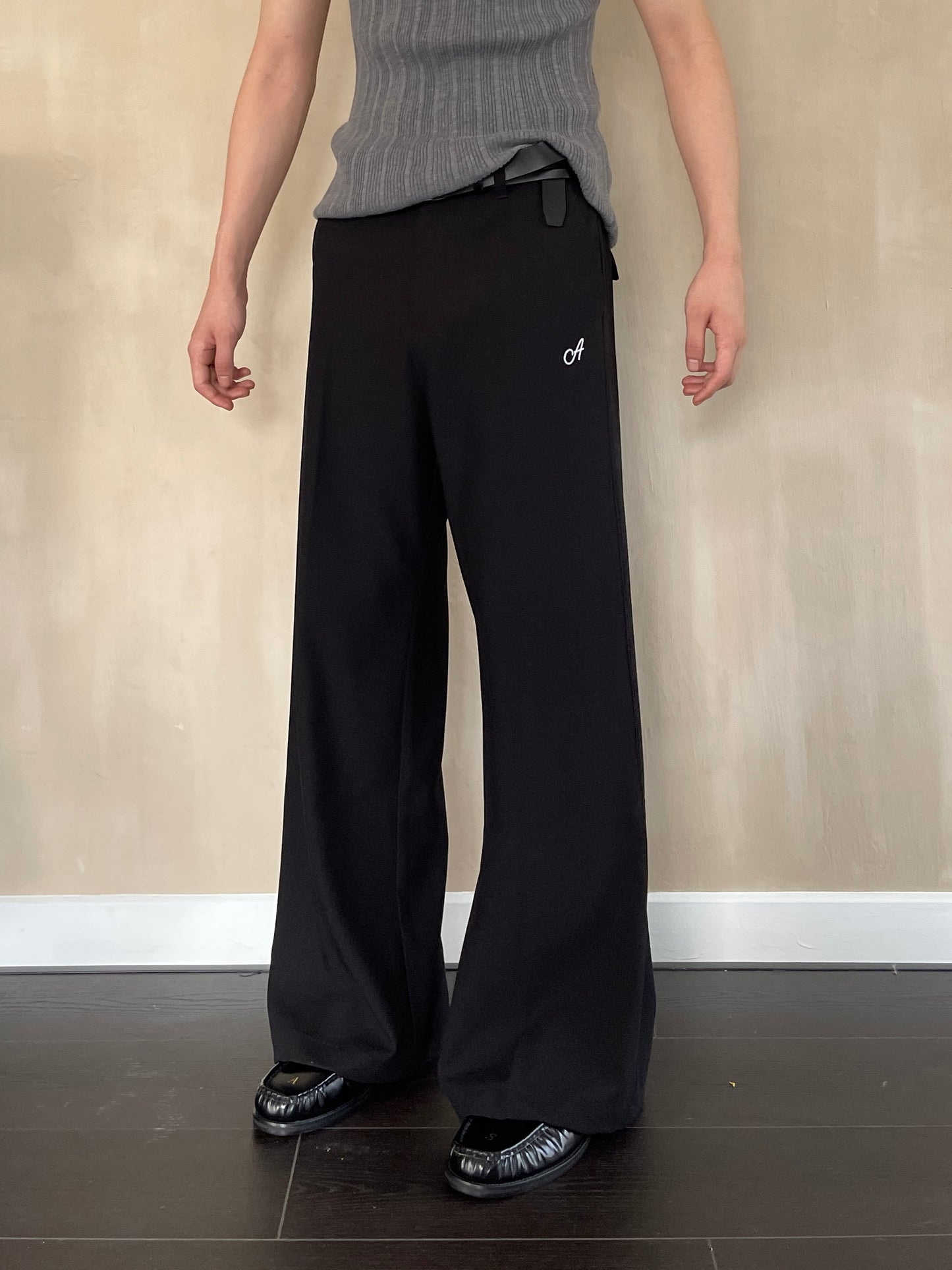 Embroidered drape casual pants