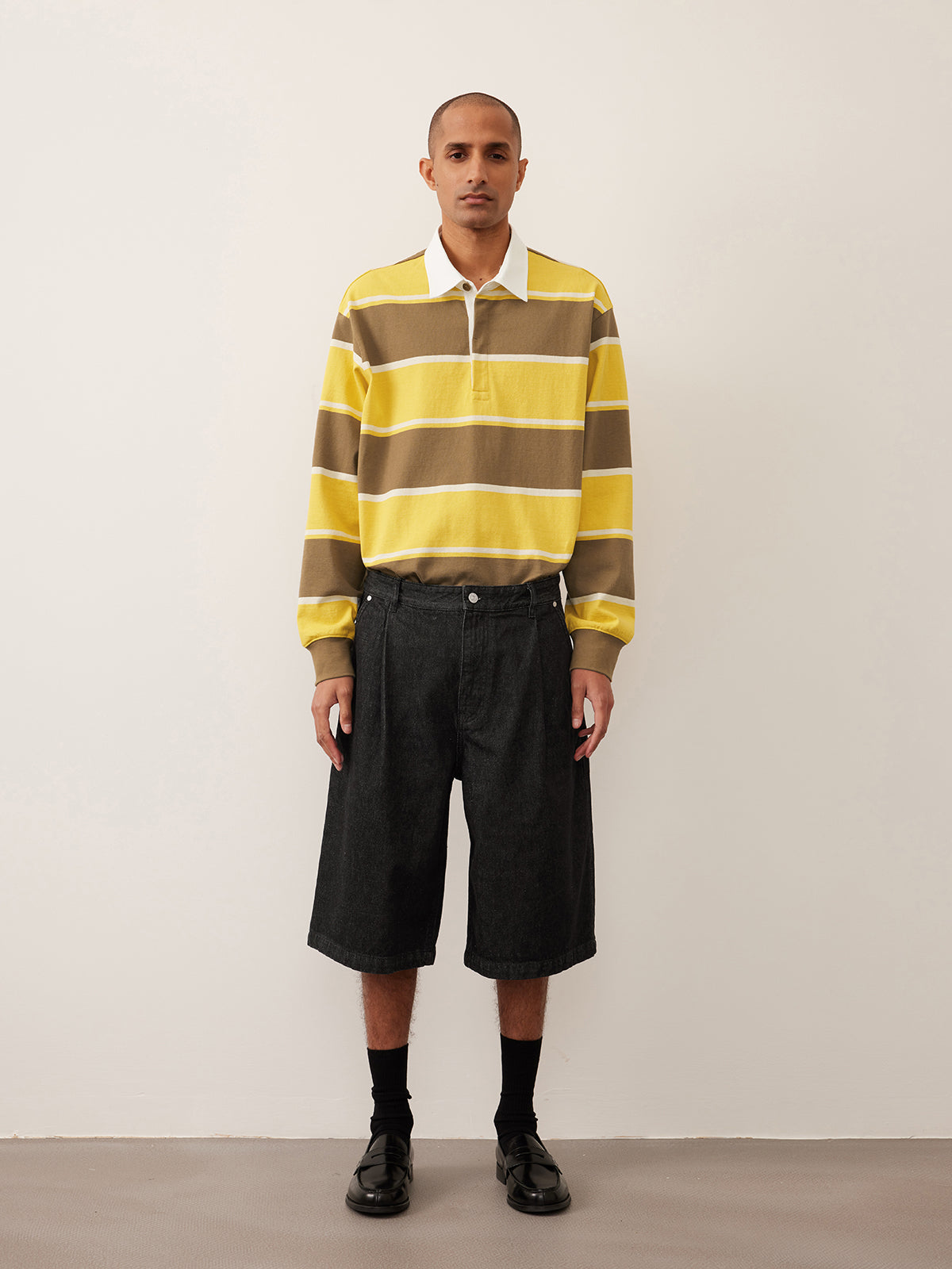 Single-pleated denim shorts