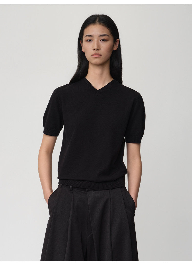 V-neck knit shirt