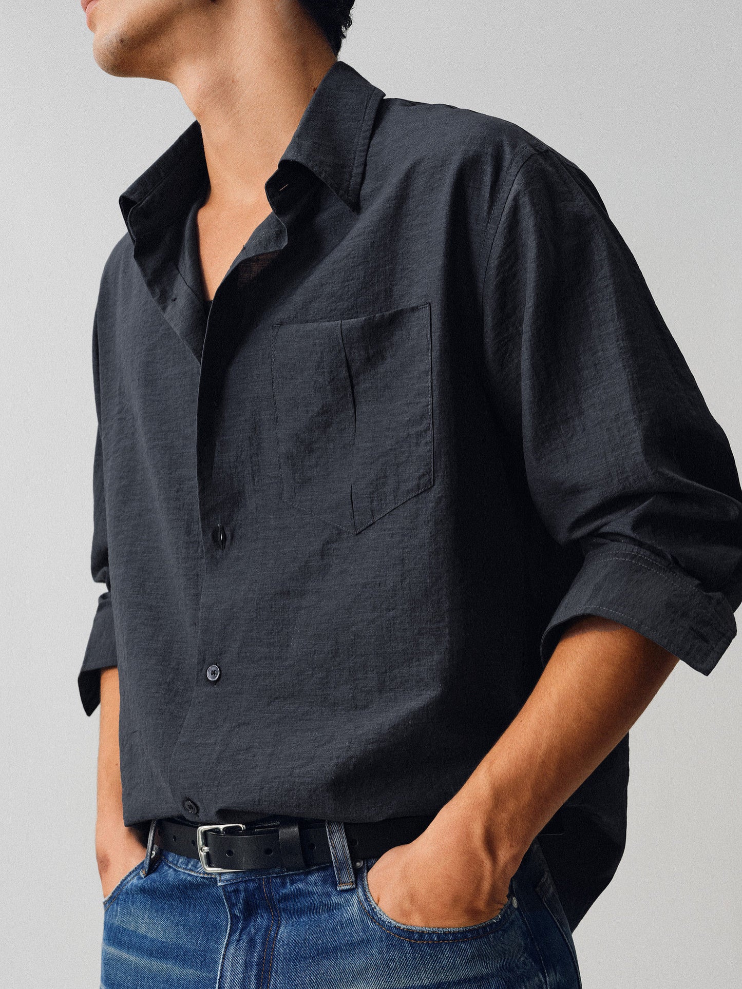 Lightweight and lightweight-feeling shirt
