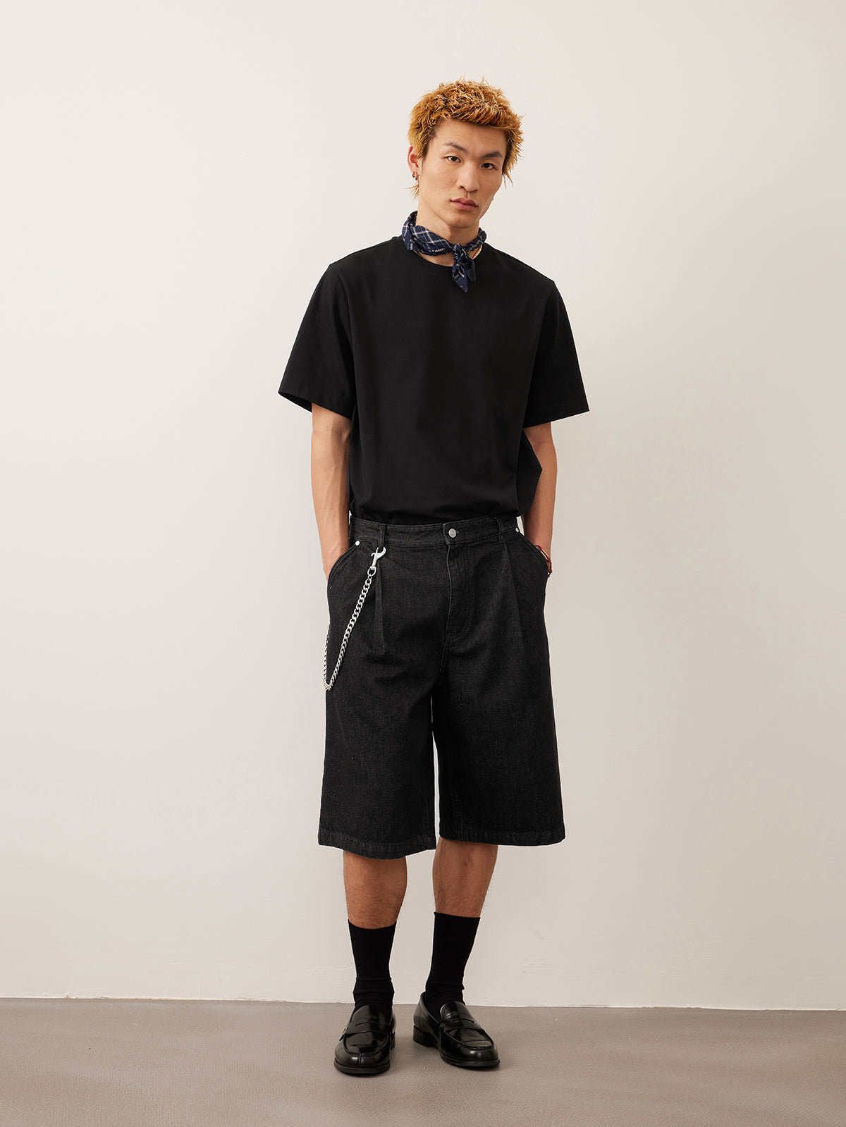 Single-pleated denim shorts