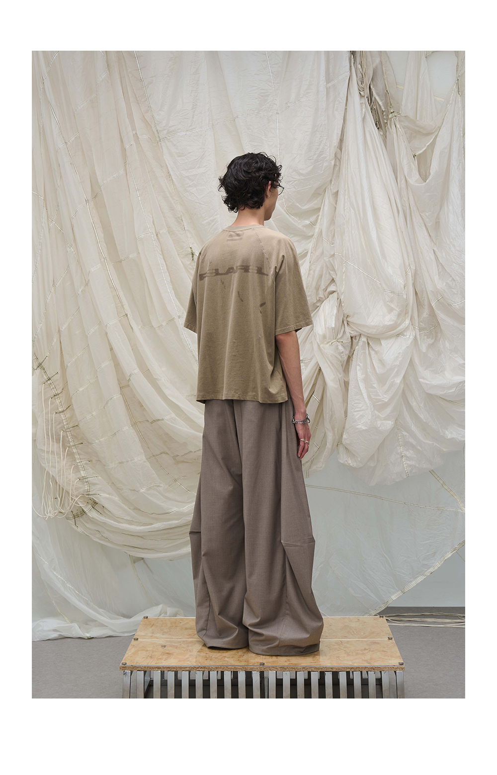 Loose-fitting scimitar silhouette Casual pants