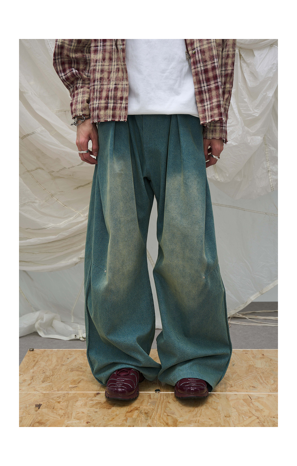 Leg Pleats Washed Jeans