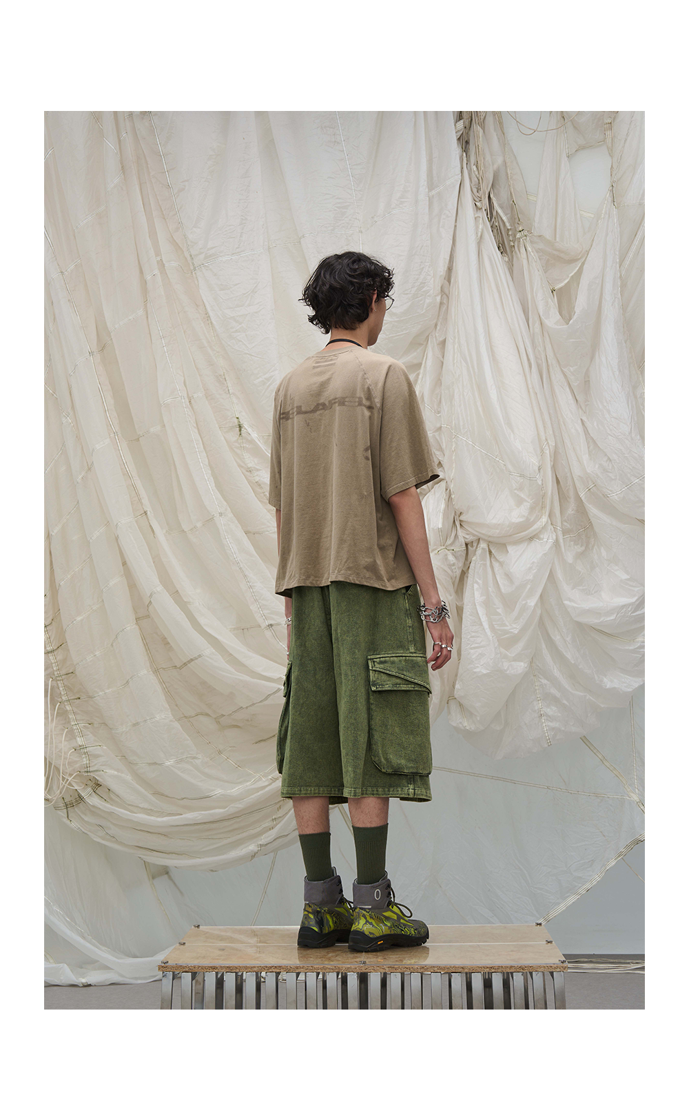 Cropped pants with detachable scarf