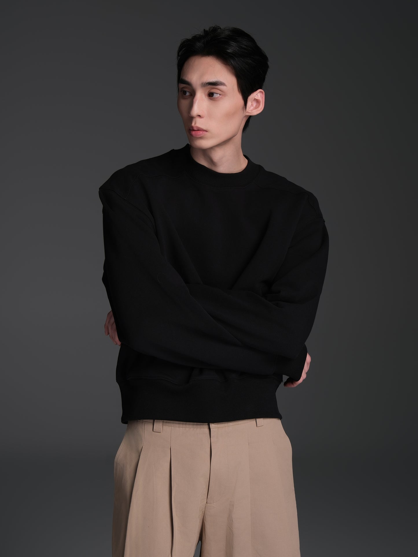 Basic Pocket Round Neck Sweatshirt