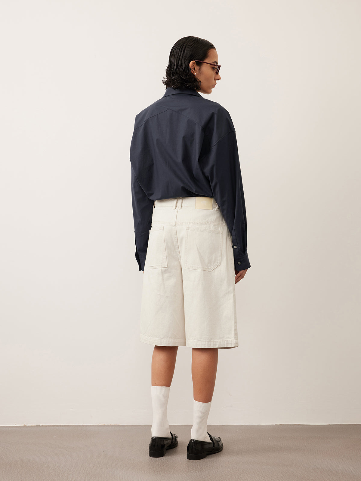 Single-pleated denim shorts