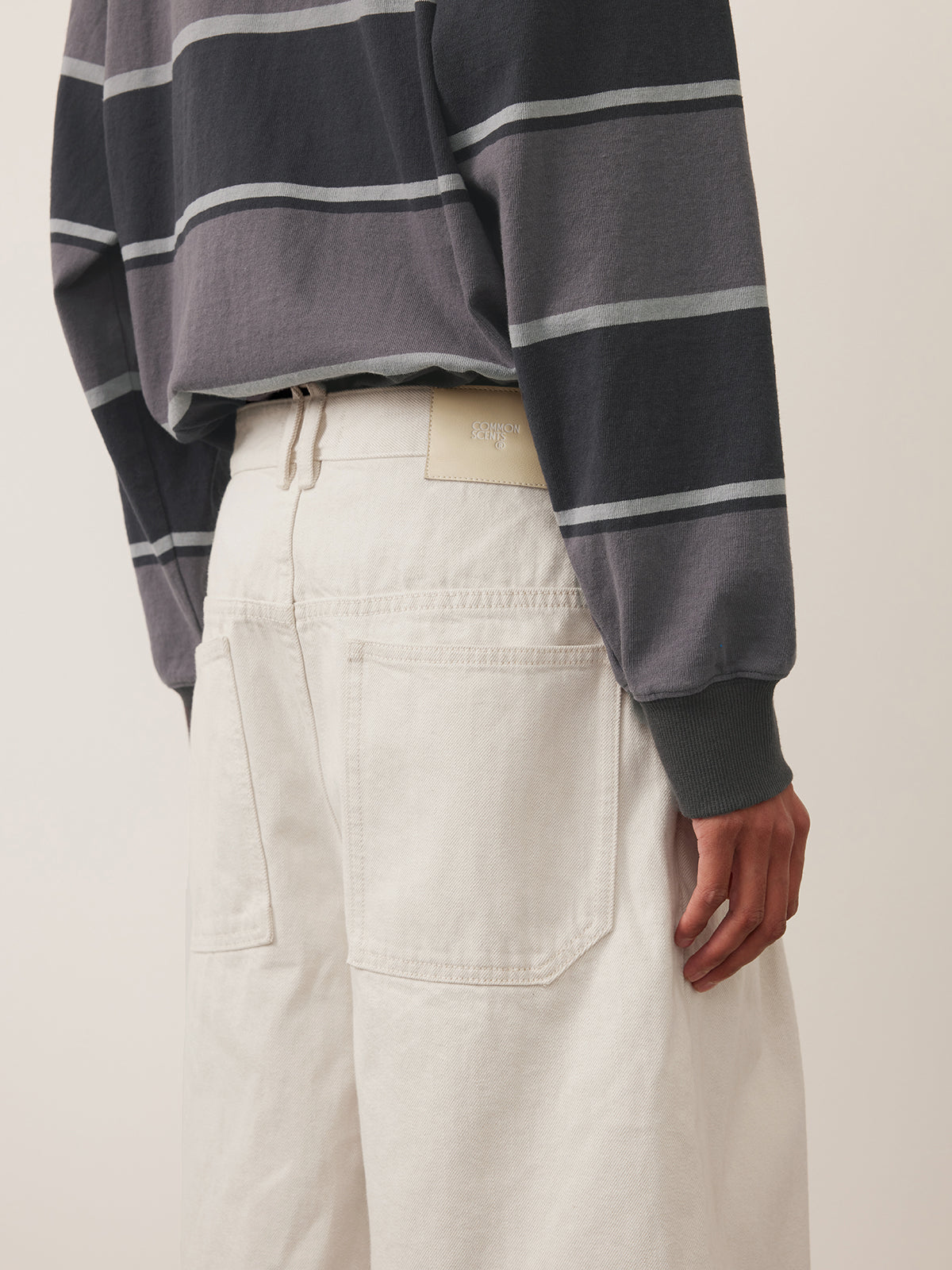 Single-pleated denim shorts