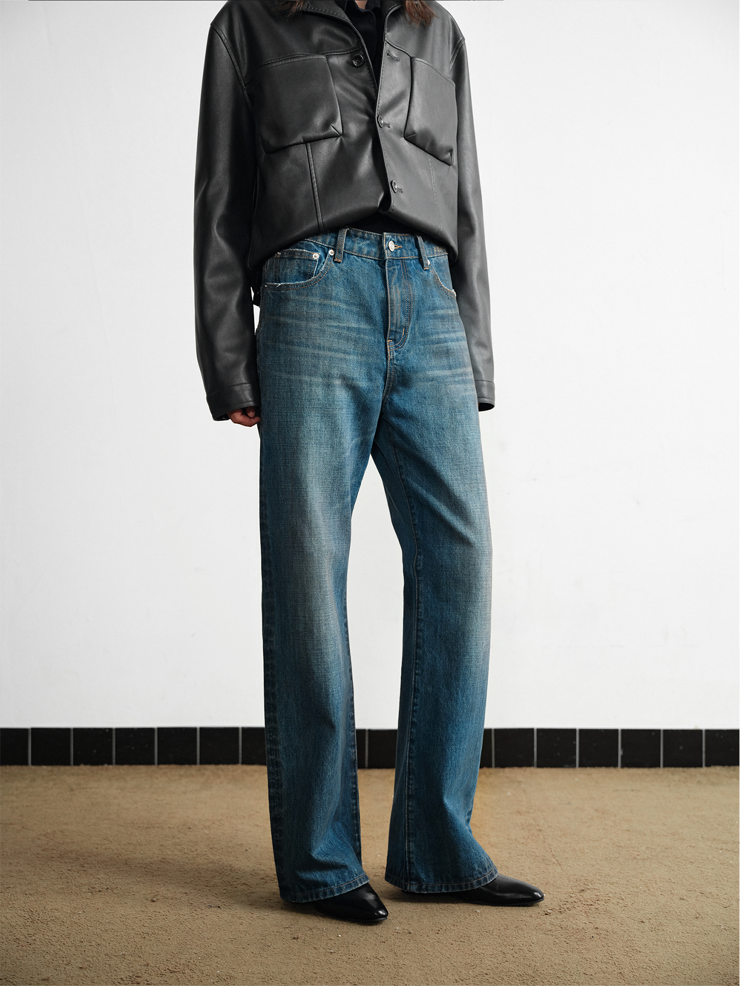 Distressed Straight Leg Jeans