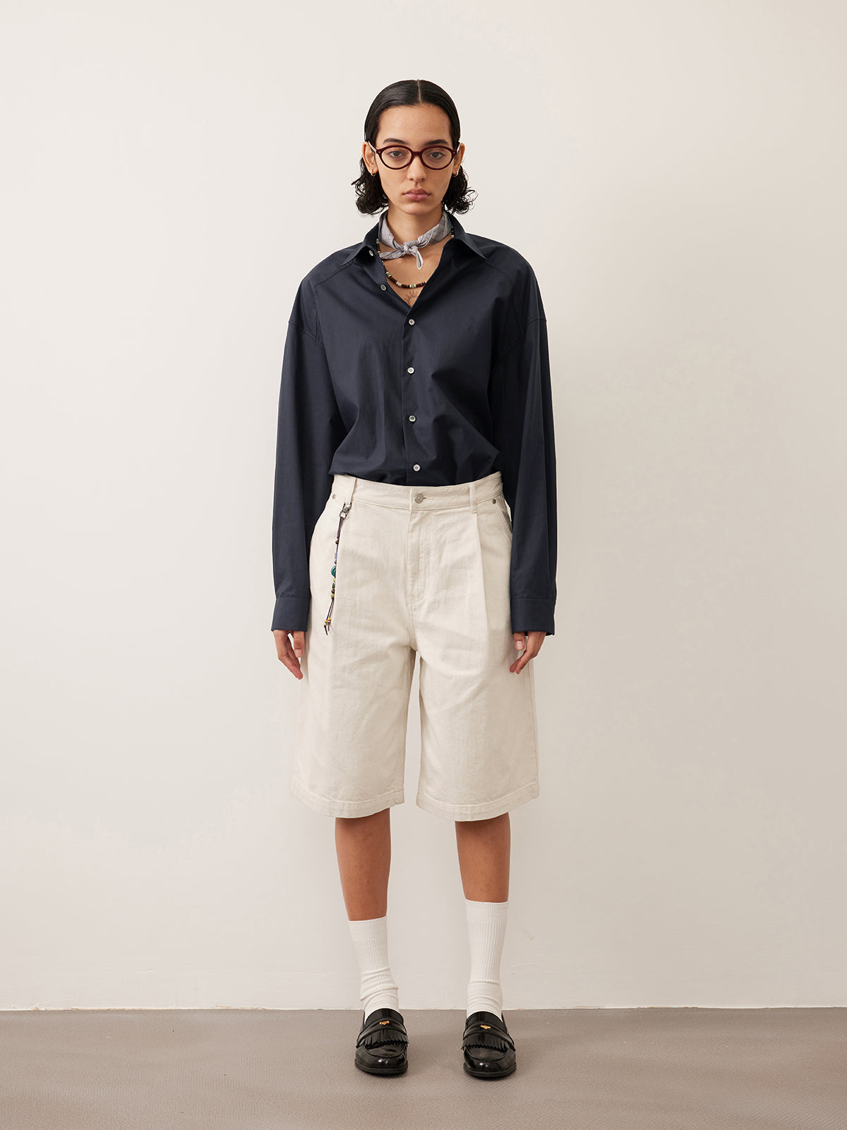 Single-pleated denim shorts