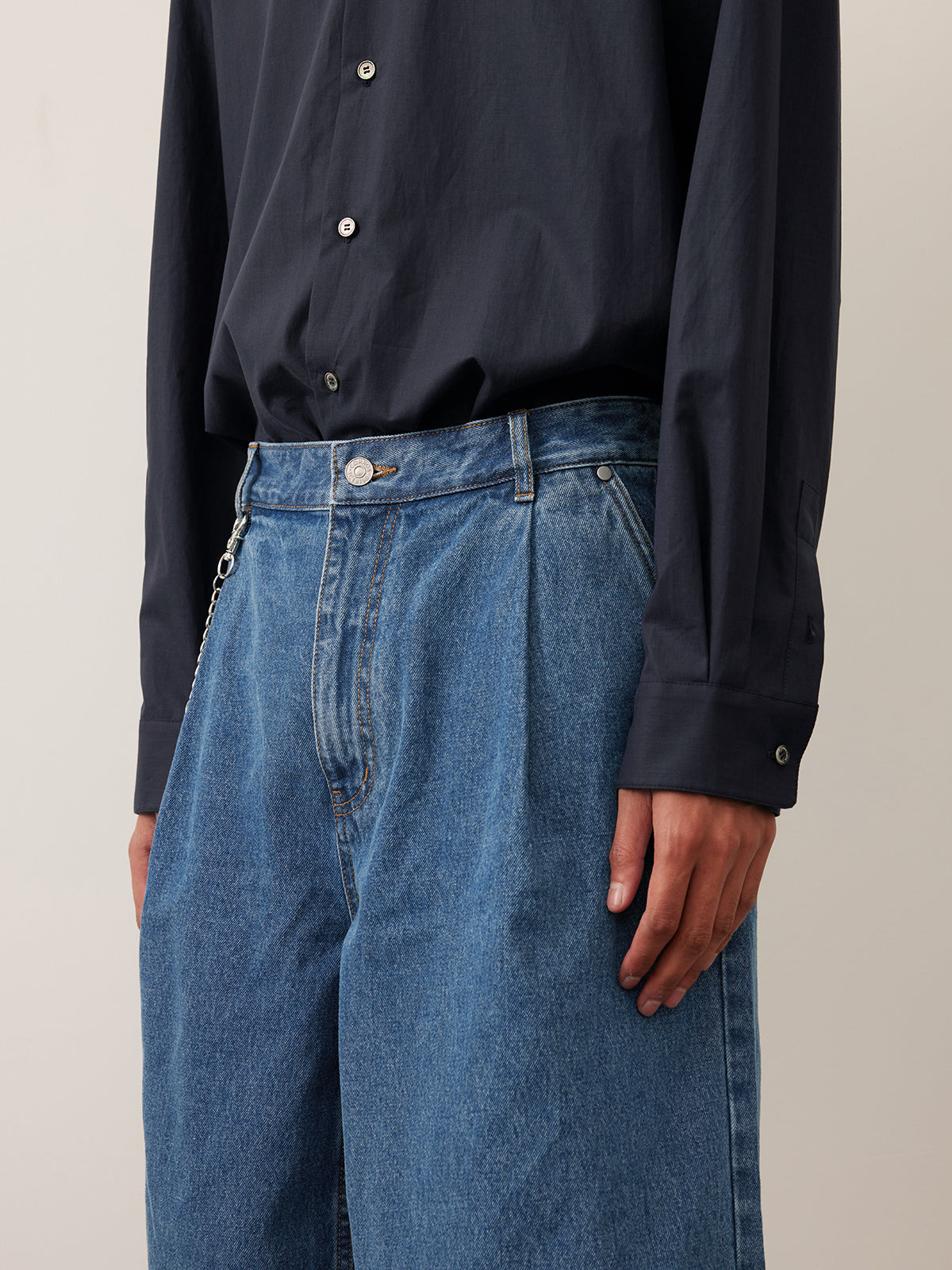 Single-pleated denim shorts