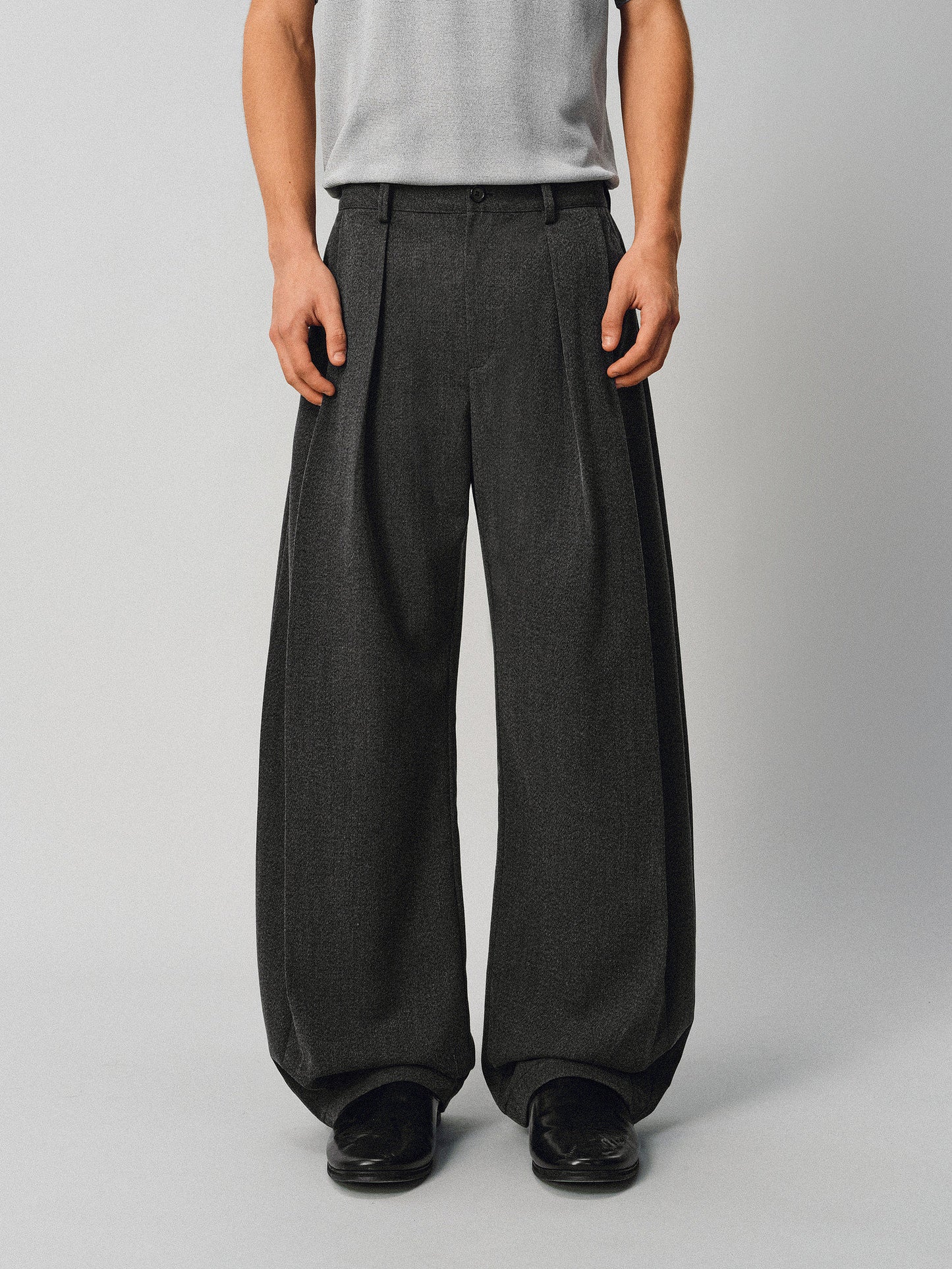 Relaxed-Fit Pleated Casual Pants
