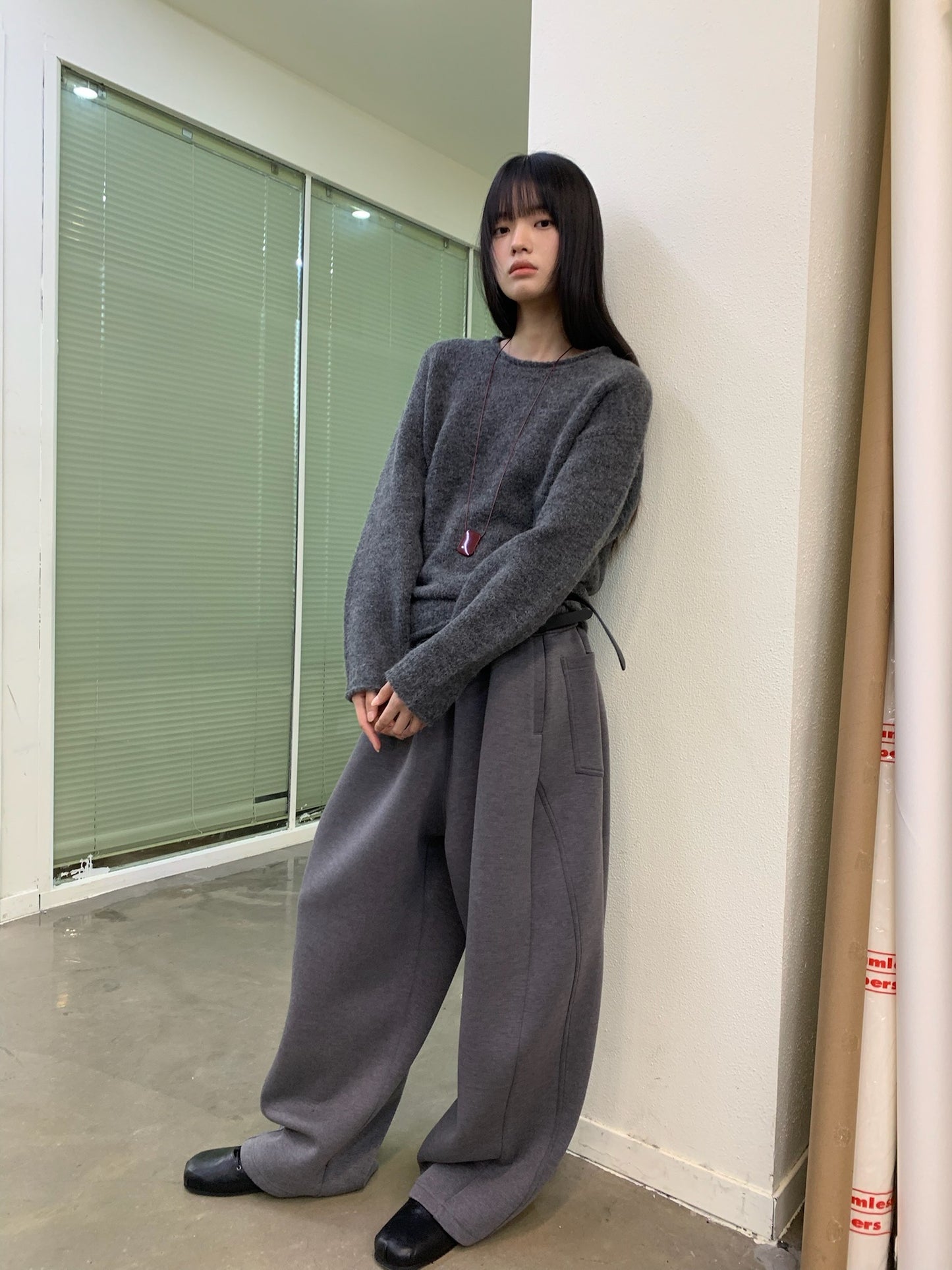 Scimitar cut knit casual pants