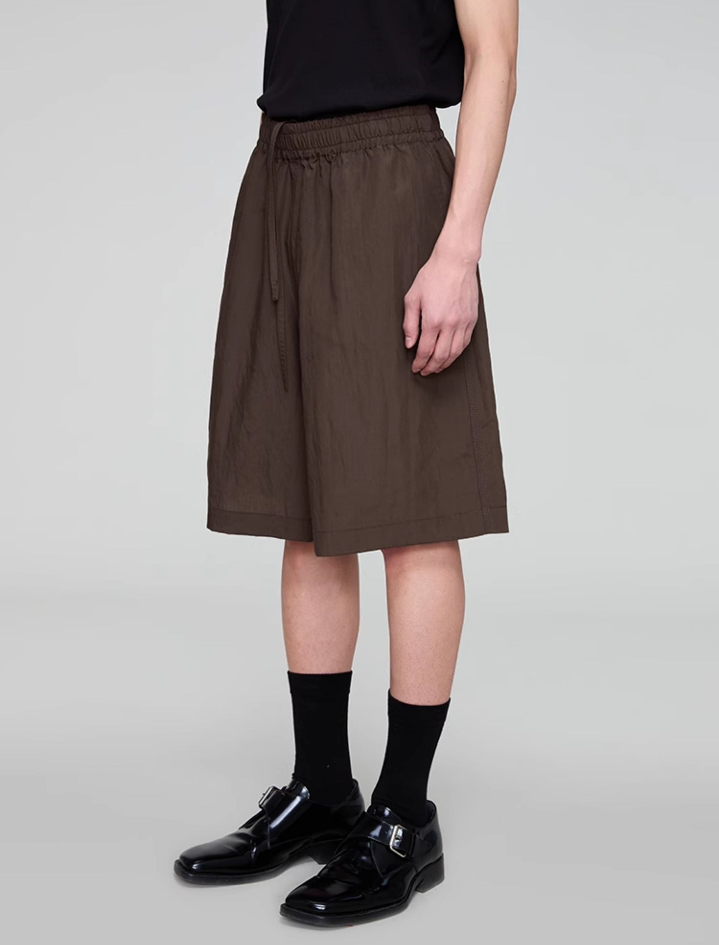 Elastic waist casual shorts