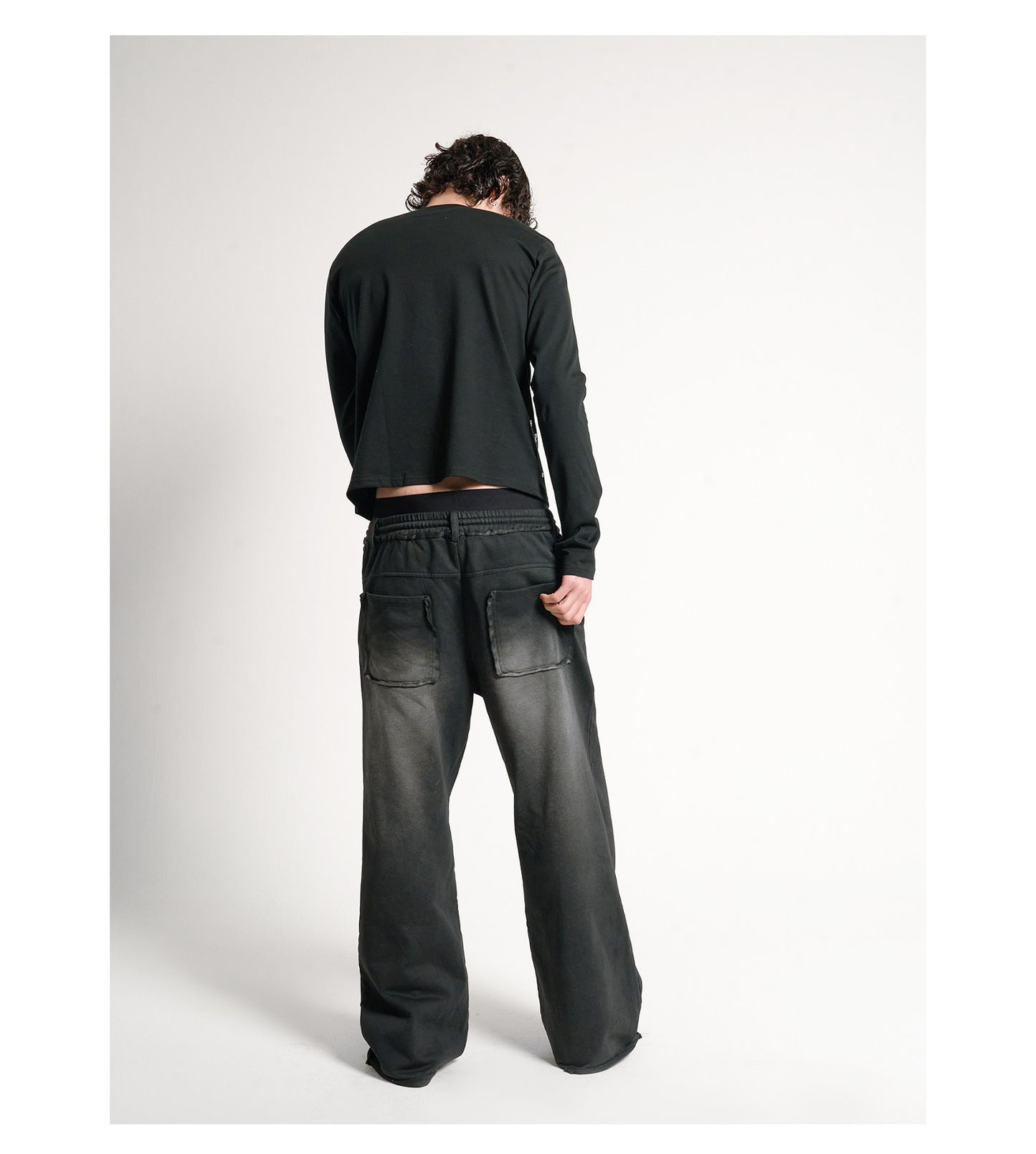 スタッズTシャツ