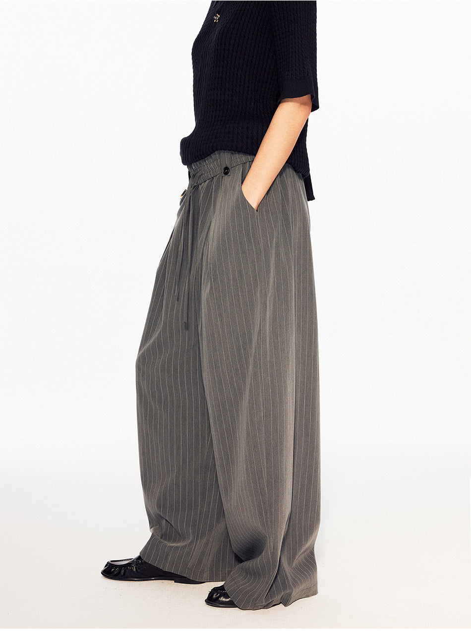 Wide-leg pants with an elastic waistband