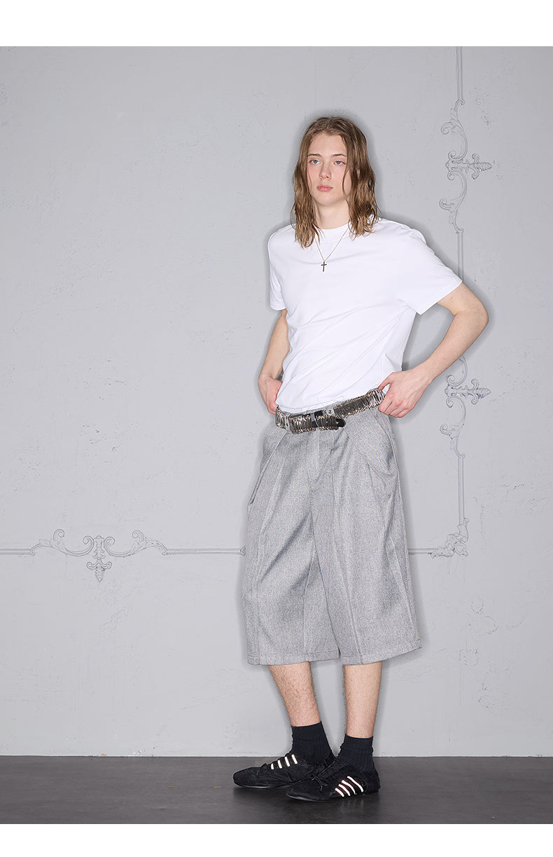 Loose-fitting pleated shorts