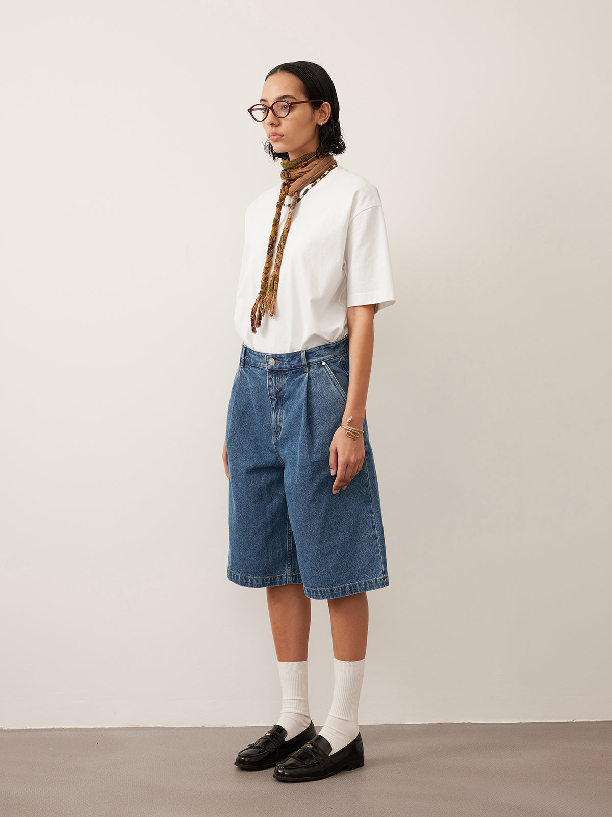 Single-pleated denim shorts