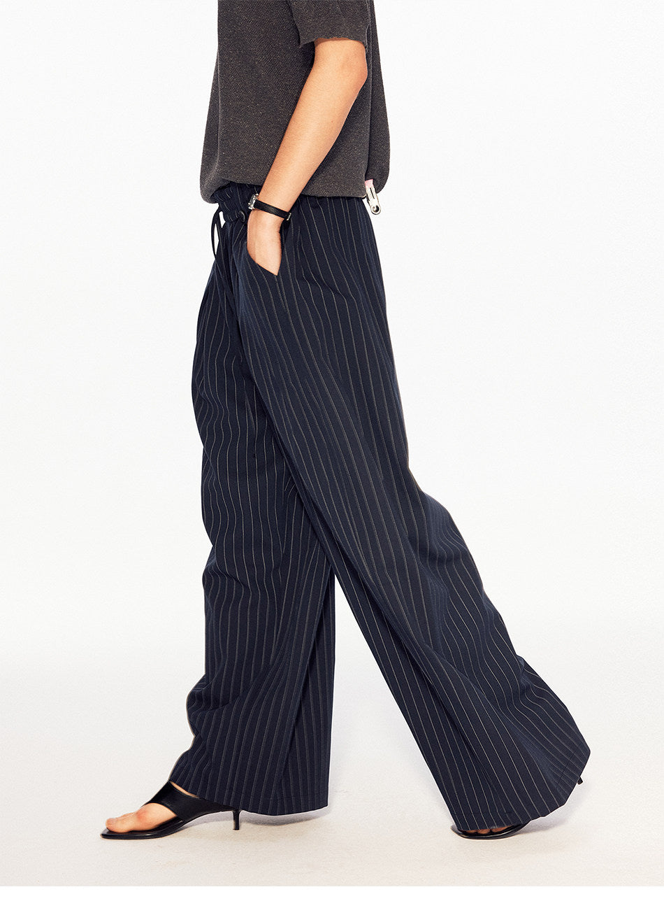Wide-leg pants with an elastic waistband