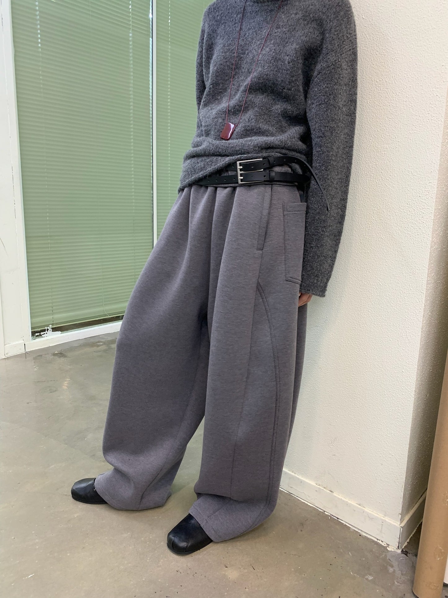 Scimitar cut knit casual pants