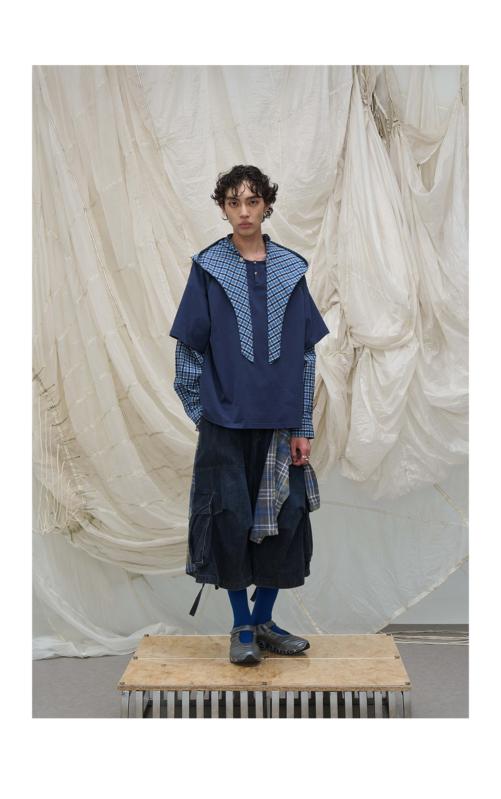 Decorative scarf with zipper