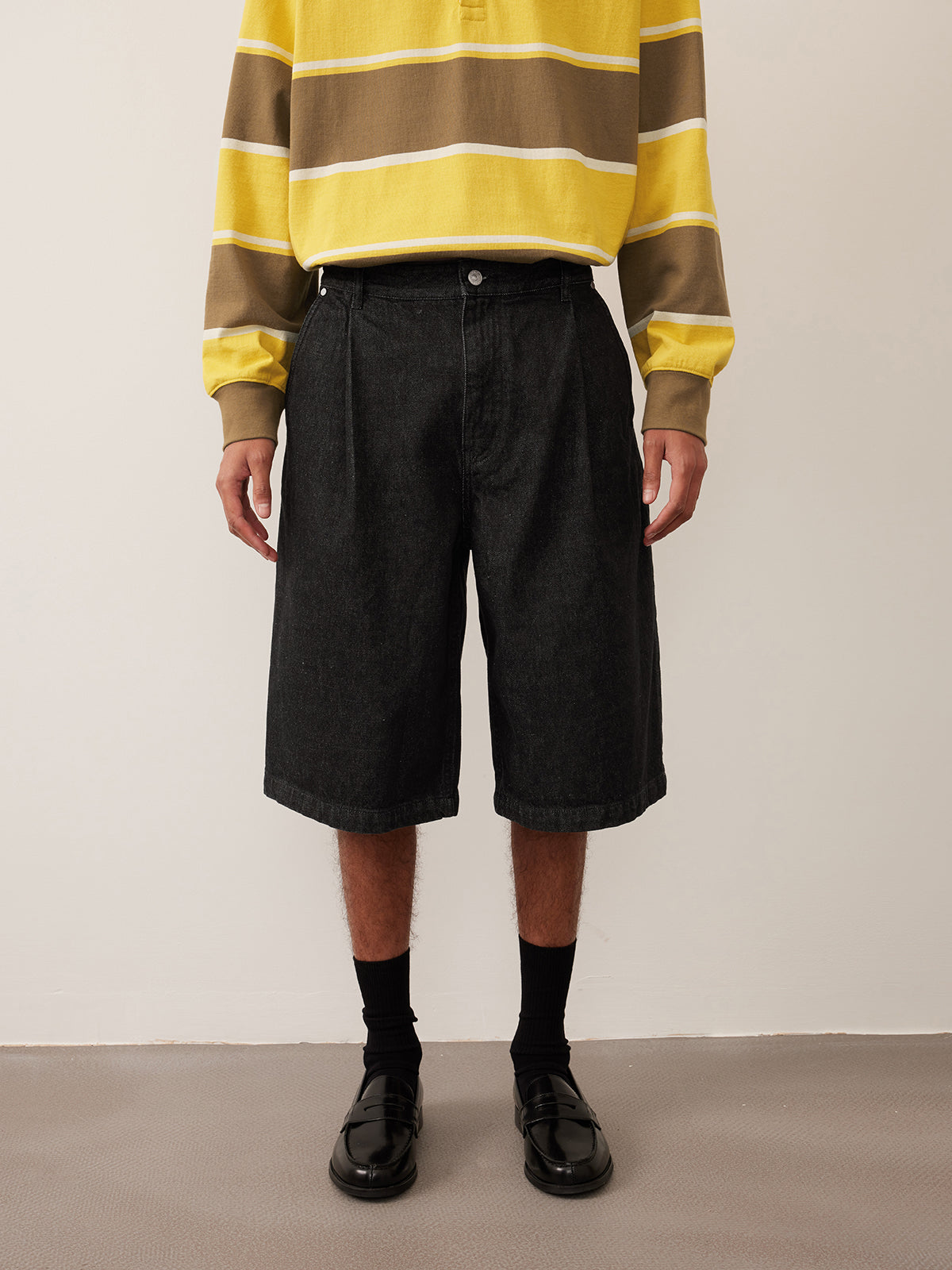 Single-pleated denim shorts