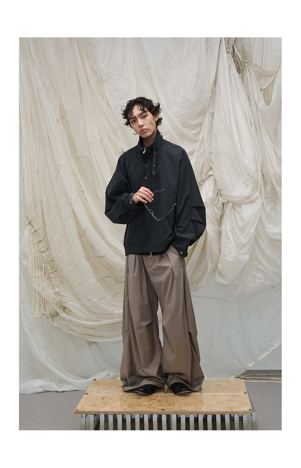 Loose-fitting scimitar silhouette Casual pants