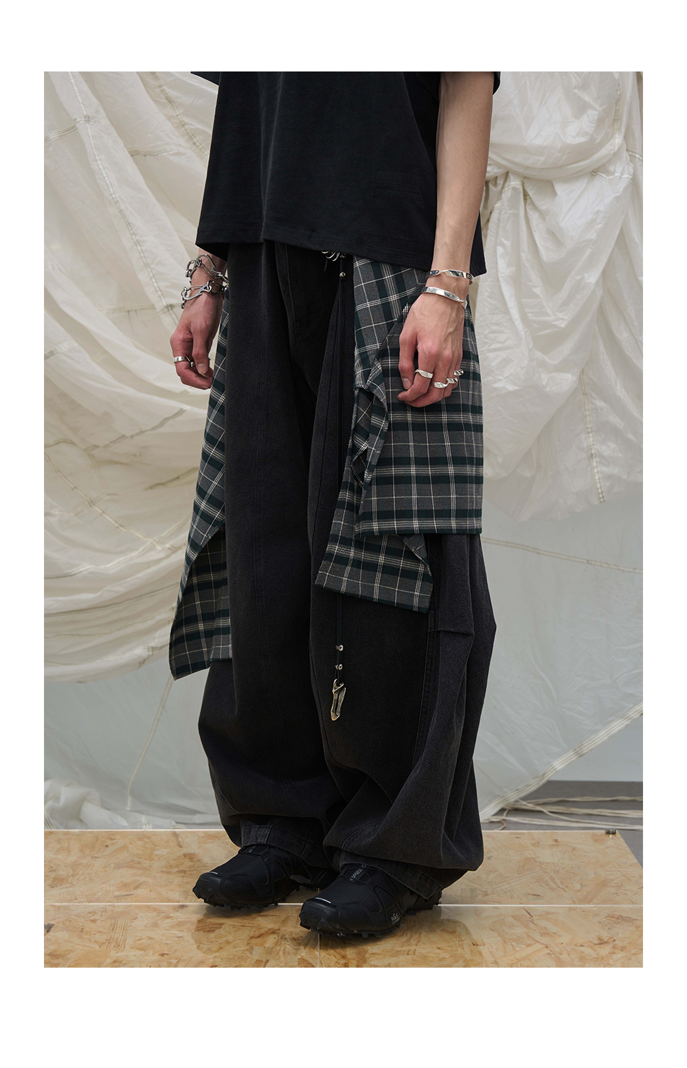 Decorative scarf with zipper