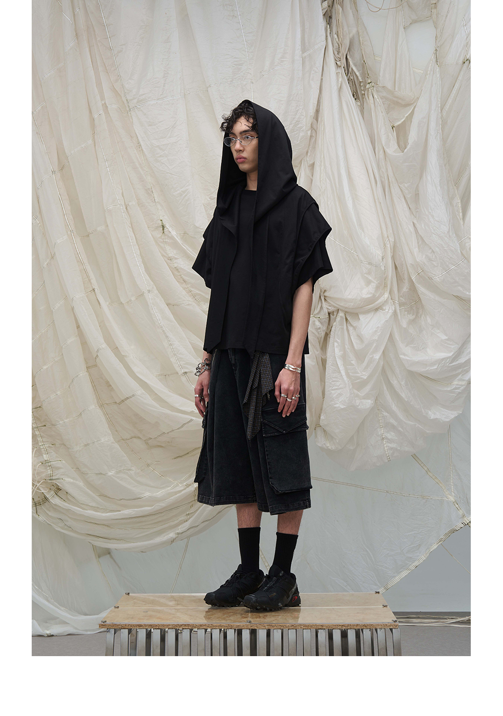 Cropped pants with detachable scarf